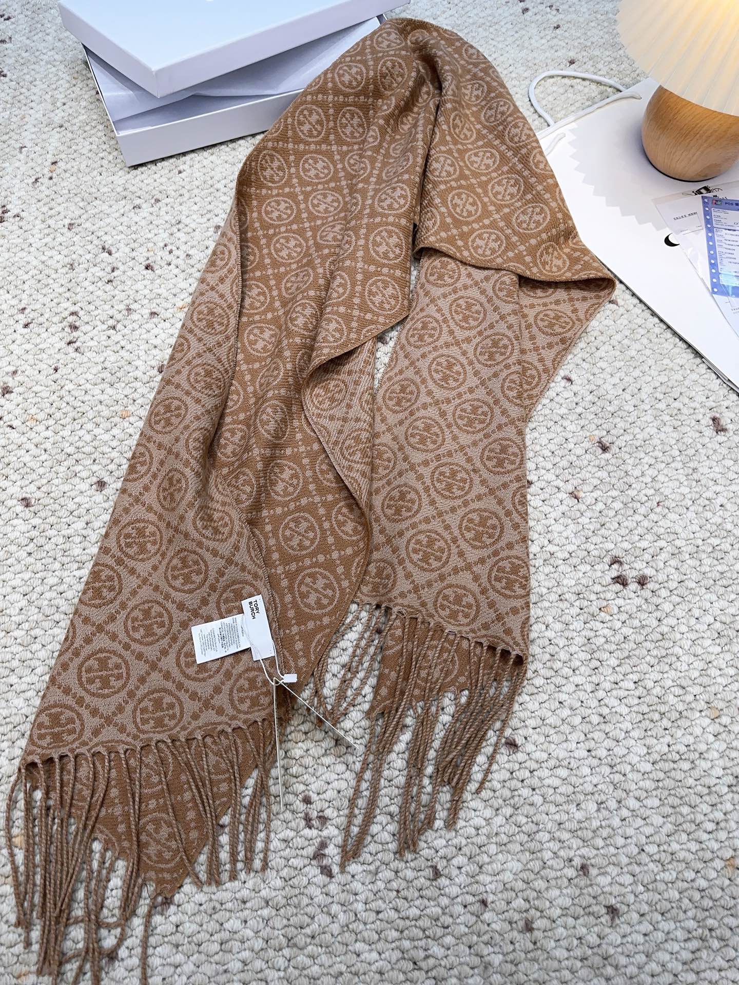 ￥145 专柜同步！TORY BURCH 【托里伯奇长巾】很幸运拿到這个品牌的东西，真的不多见，很少在国內做订单，款式真的少的可怜❗️❗️❗️顶尖奢侈品牌，秉承传统，技艺，热诚，散发独特的贵族气息！本款为专柜的橱窗定制款！围巾整体构图为他们品牌最经典的LOGO风格设计。规格：30 *190