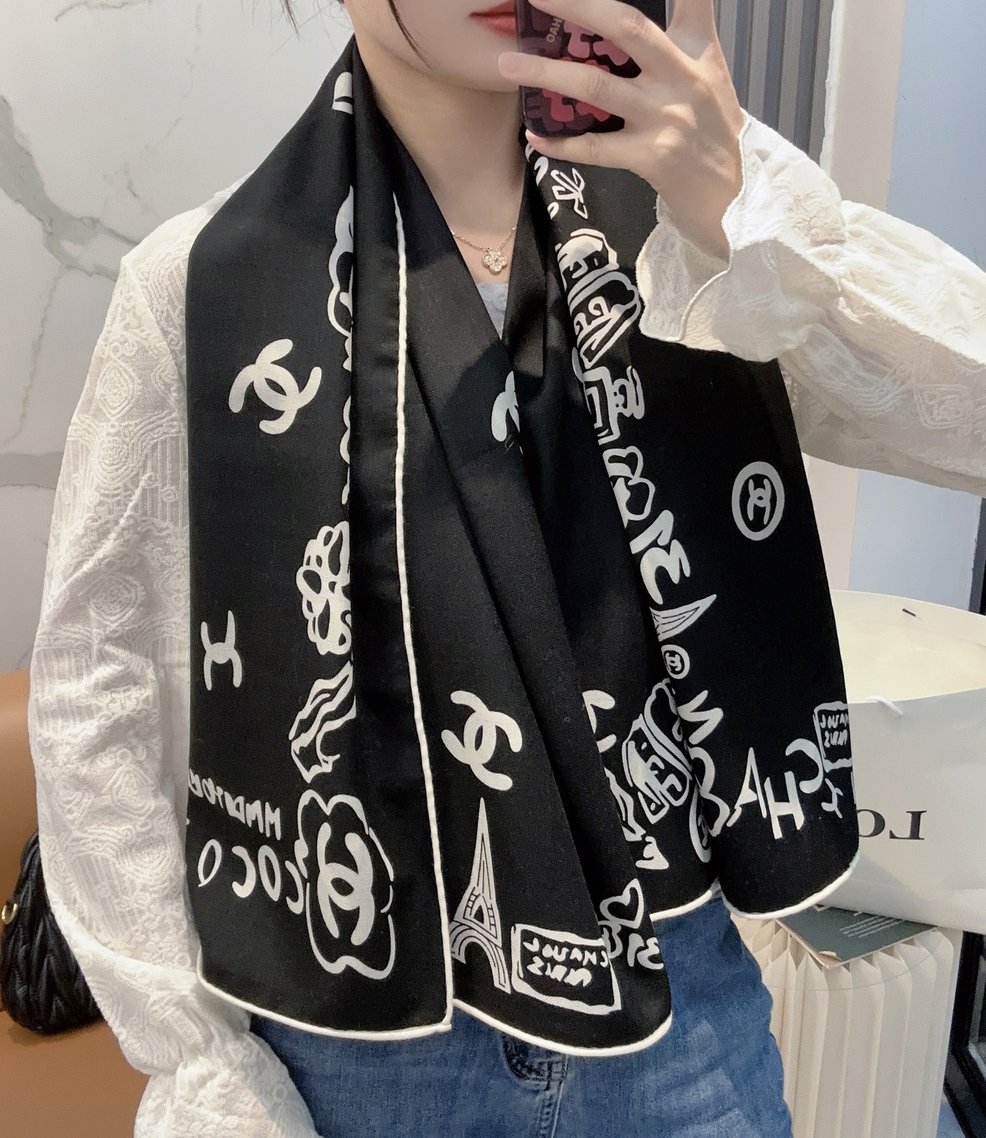 NO:603684,Chanel's new [Chanel] classic camellia and elegant Coco style, Chanel's latest velvet square scarf ~ temperament to the core, the new season's fabrics of Fragrance Grandma are super high-end, really super soft, silky smooth, strong toughness and not easy to be snagged!  This year’s new series~ I’m really impressed by the design. Chanel’s silk scarf is definitely a representative of elegance. A fragrant silk scarf will give you the best match!  !  A must!  The upper body effect is simply elegant and very flexible. It has layers of elegant texture. Layers upon layers create a striking but unobtrusive look of a gorgeous lady. The powder must come in the size of 140*140cm. The upper body effect is really beautiful (it will look even better when paired with clothing, shoes and bags)!  The real thing is definitely more beautiful!  Classic black and white high version scarf, high version scarf, chanel, chanel19860909香奈儿上新【Chanel】 经典茶花优雅Coco风,Chanel最新丝绒大方巾~气质到骨子里,香奶奶新一季的面料超高级,真心超级柔软,丝丝顺滑,韧性很强 不容易被轻易勾丝！今年新出的系列~真的被这样的设计美到,香奈儿家的丝巾绝对是优雅的代表,一条小香的丝巾,给你最好的搭配！！ 必入！上身效果简直优雅气质到不行,非常灵动.层次优雅质感.层层叠叠出醒目而不张扬的华丽名媛感,香粉必入 140*140cm 的尺寸,上身效果真的不用多说的美(搭配服饰鞋包更有感觉)！实物绝对更美！经典黑白色高版本围巾,高版本围巾,chanel,chanel,scarf