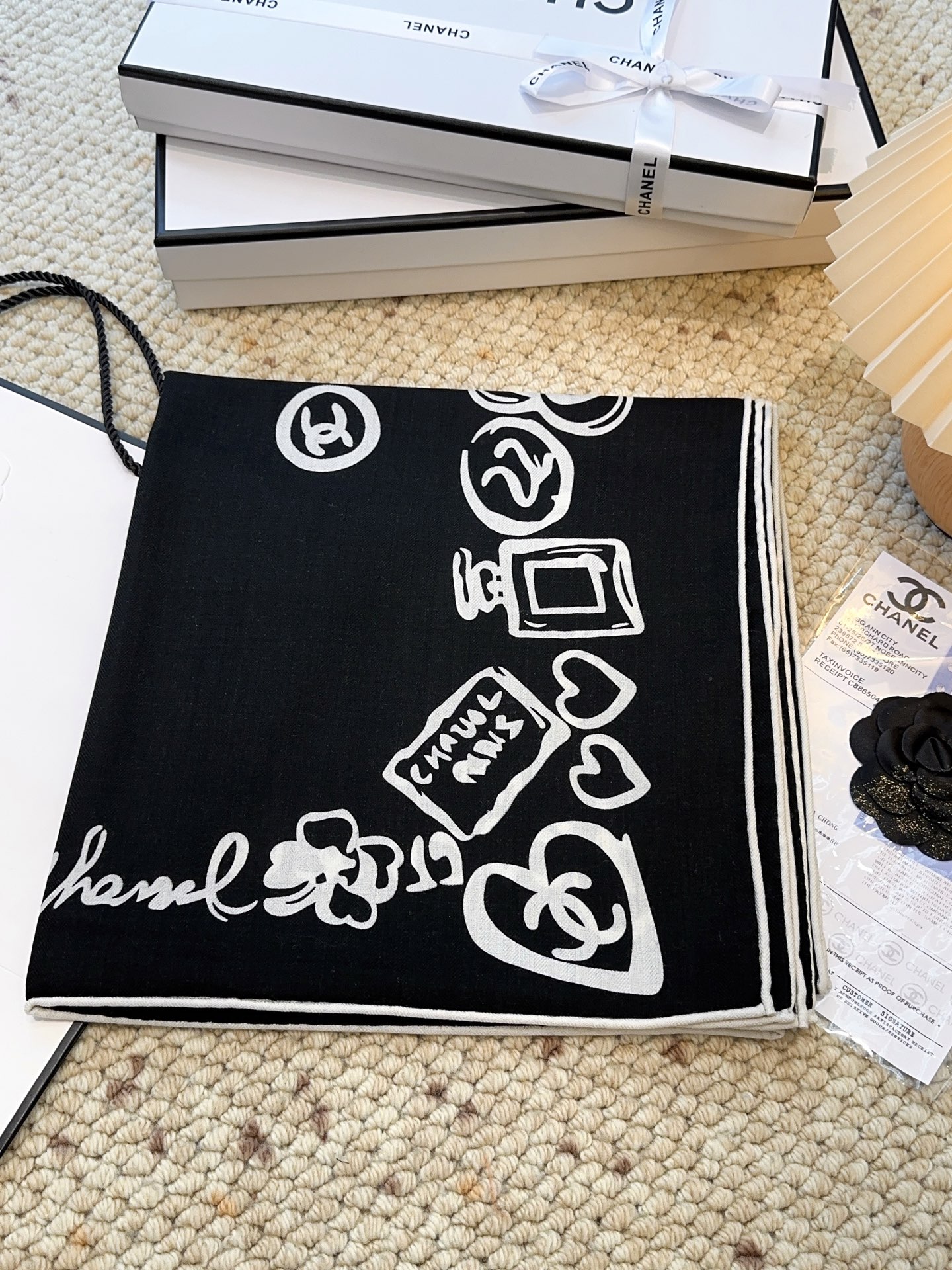 香奈儿上新❤️【Chanel】 经典茶花优雅Coco风，Chanel最新丝绒大方巾~气质到骨子里，香奶奶