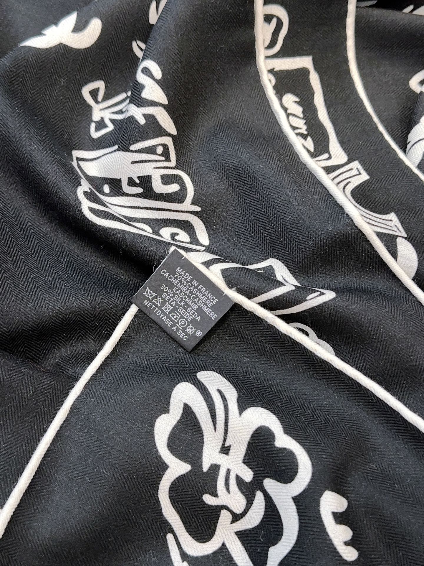 香奈儿上新❤️【Chanel】 经典茶花优雅Coco风，Chanel最新丝绒大方巾~气质到骨子里，香奶奶