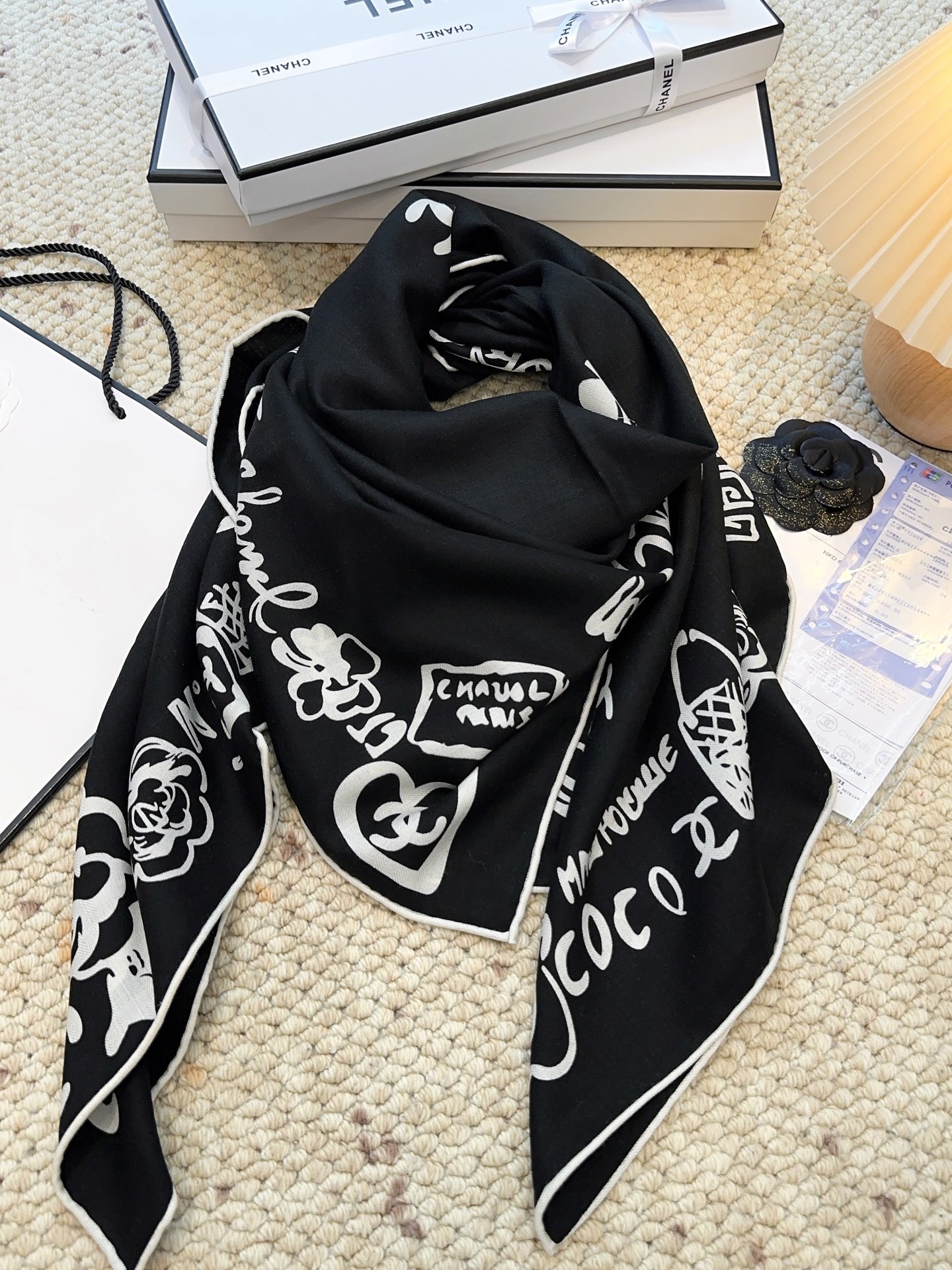 香奈儿上新❤️【Chanel】 经典茶花优雅Coco风，Chanel最新丝绒大方巾~气质到骨子里，香奶奶