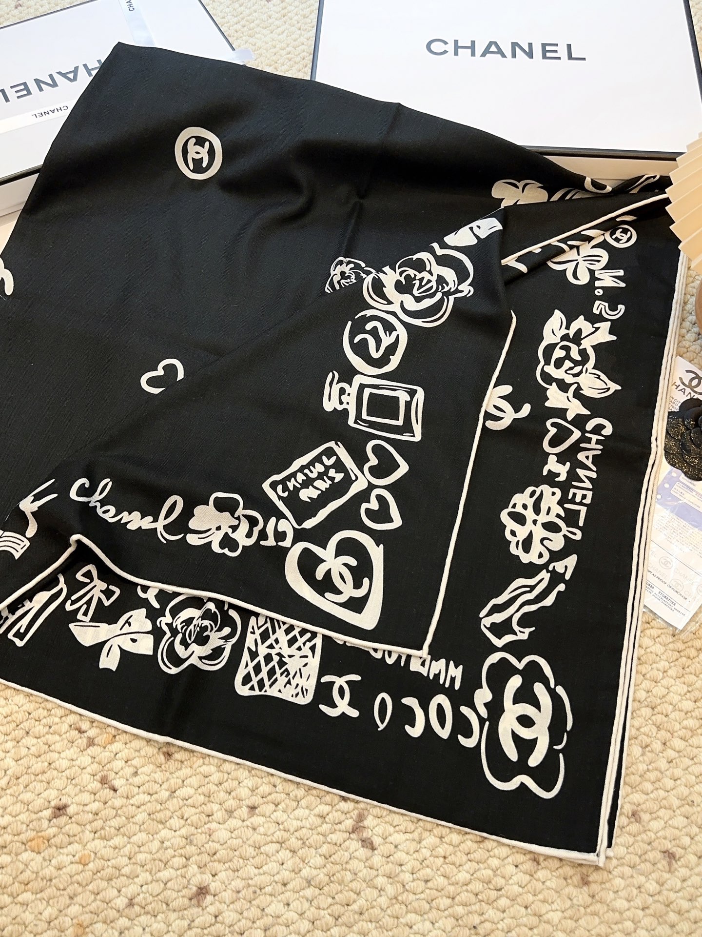 香奈儿上新❤️【Chanel】 经典茶花优雅Coco风，Chanel最新丝绒大方巾~气质到骨子里，香奶奶