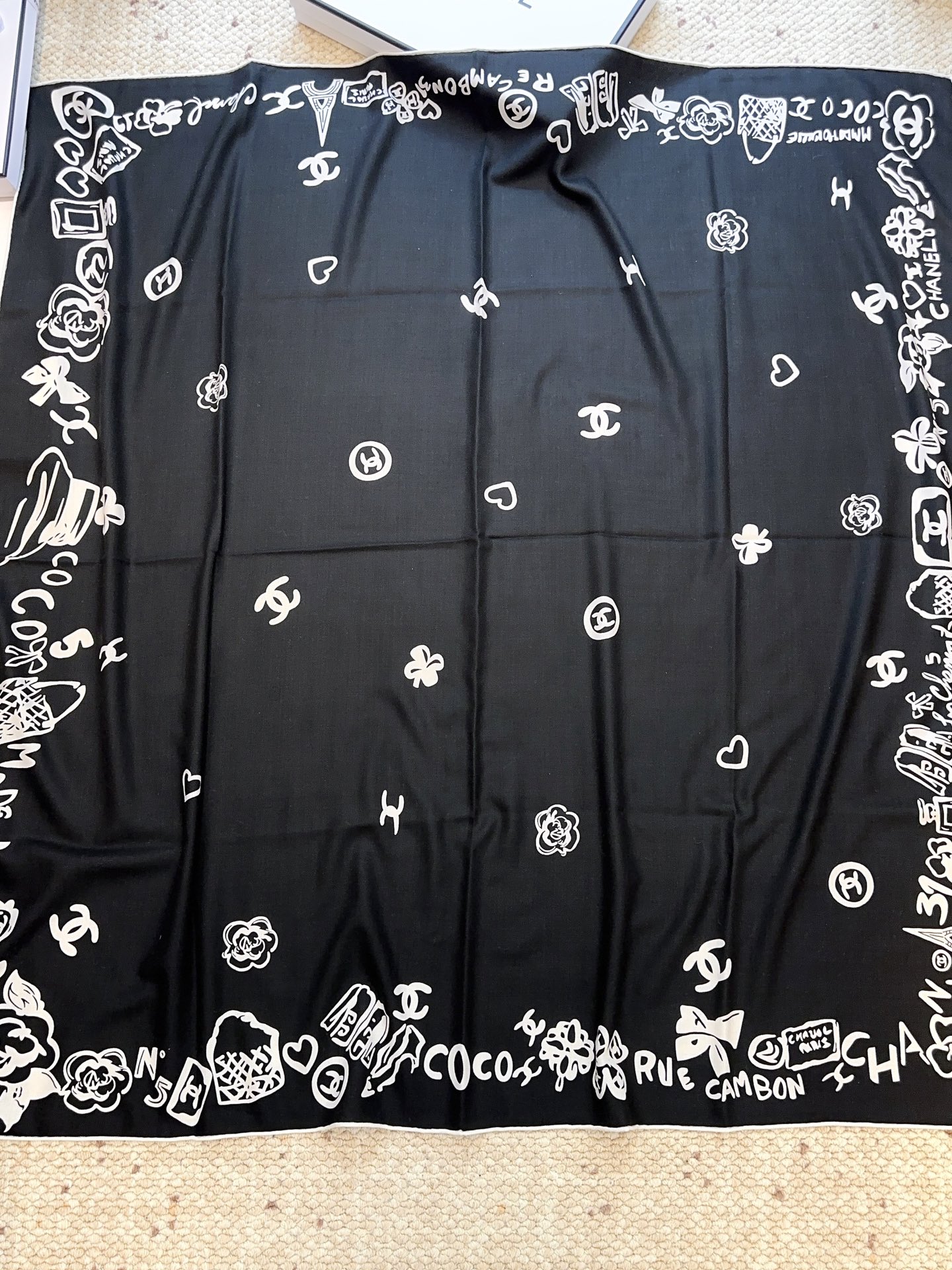 香奈儿上新❤️【Chanel】 经典茶花优雅Coco风，Chanel最新丝绒大方巾~气质到骨子里，香奶奶