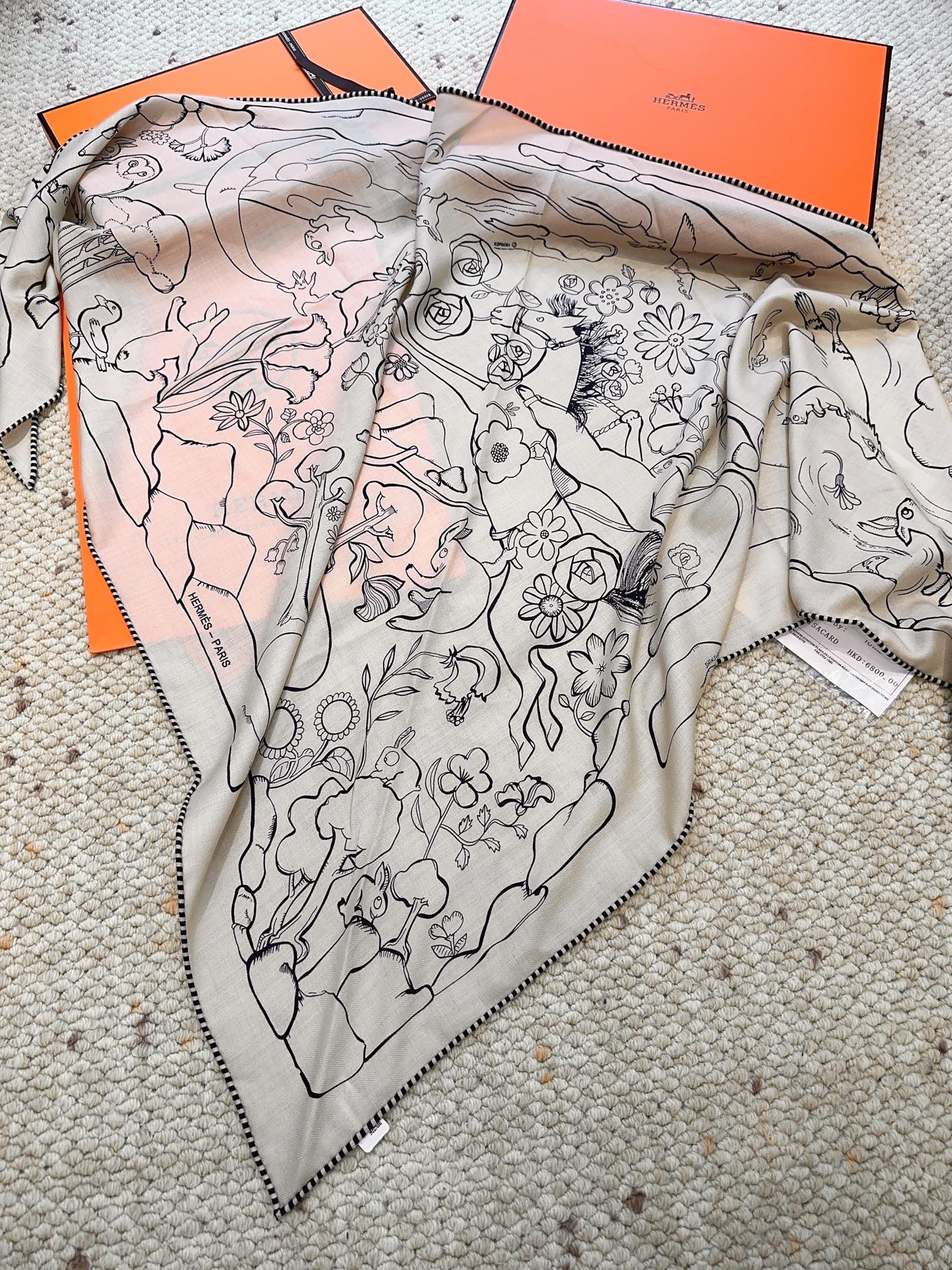 爱马仕 New每天都会到一点，HERMES/🌾❤️三角形尺寸，非常好搭配衣服，手工卷边,70%羊绒+30