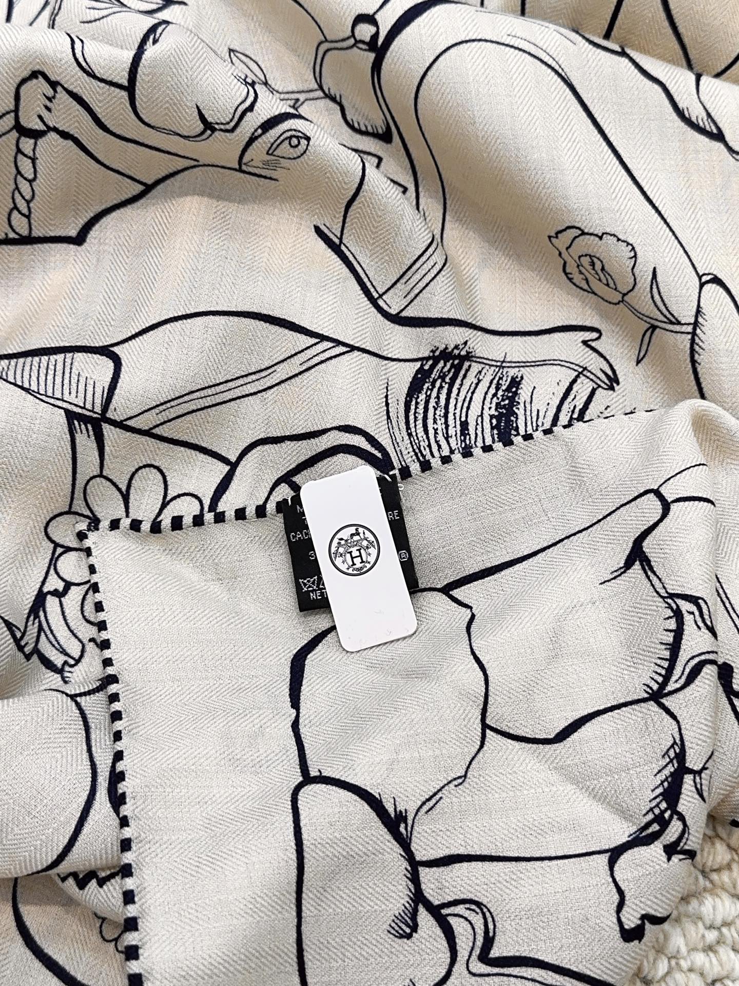 爱马仕 New每天都会到一点，HERMES/🌾❤️三角形尺寸，非常好搭配衣服，手工卷边,70%羊绒+30