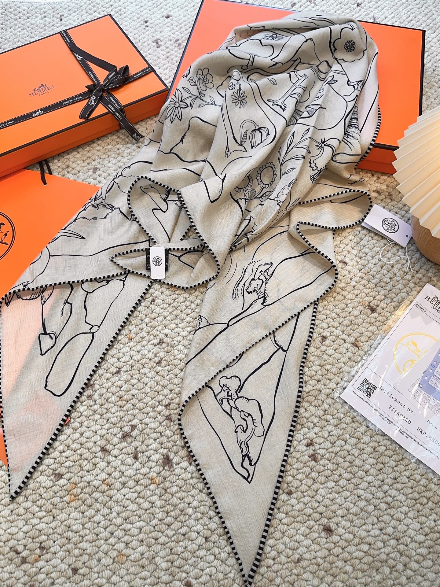 爱马仕 New每天都会到一点，HERMES/🌾❤️三角形尺寸，非常好搭配衣服，手工卷边,70%羊绒+30