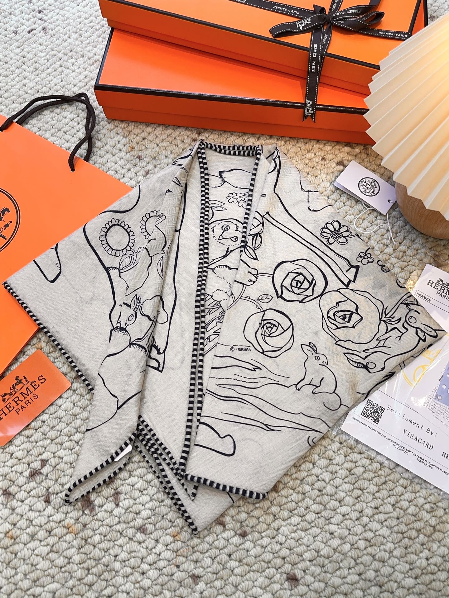 爱马仕 New每天都会到一点，HERMES/🌾❤️三角形尺寸，非常好搭配衣服，手工卷边,70%羊绒+30