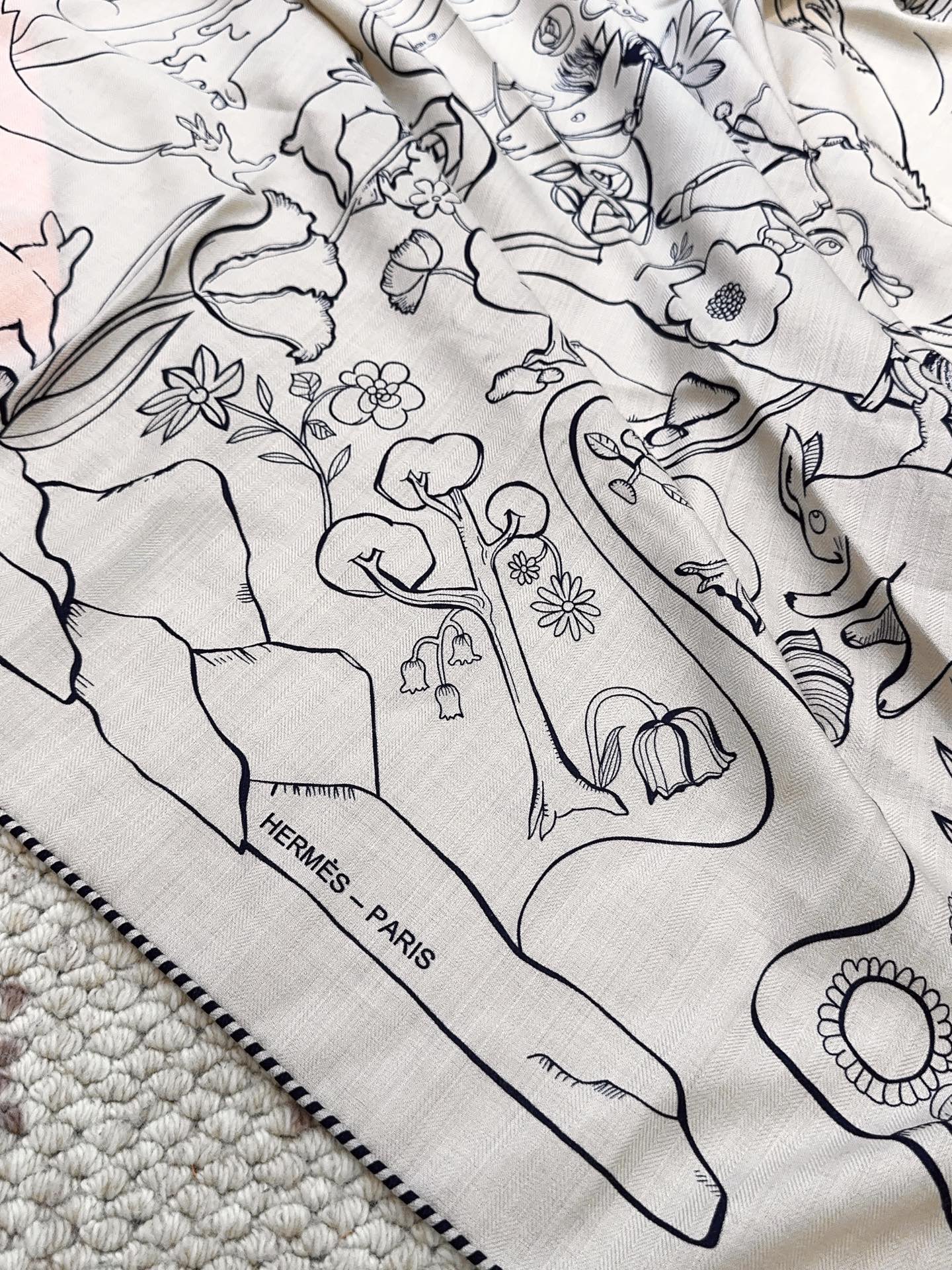 爱马仕 New每天都会到一点，HERMES/🌾❤️三角形尺寸，非常好搭配衣服，手工卷边,70%羊绒+30