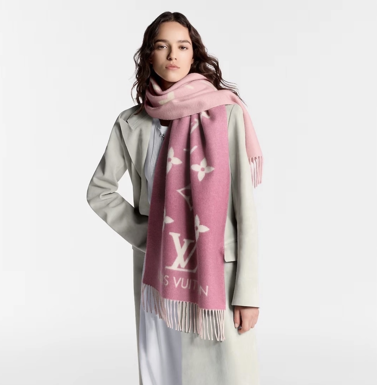 NO:587374,Super beautiful gradient  Recommended by top sellers, compared with the current versions on the market, there is really no need to diss~ The first batch of cheating models shipped in China~ The strength of this model should not be underestimated. We have no intention of hyping this model, we just want to control the quality and develop it silently. In fact, in this model  When it first came out and not many people knew about it, we had already bought the version and started developing it (many factories that were belatedly waited for it to become popular before buying the version, but didn’t even buy the version at all, so they just made it based on the pictures...), so sisters of this model must be sure of our quality. We spent a lot of time just developing it.  It took several months to ensure the quality. Don’t underestimate this scarf. The color matching and craftsmanship inside are very difficult. The color is too dark or light, so it took a long time to adjust and finally it is exactly the same as the most popular Morandi color matching nowadays ~ a beautiful gradient series. Any  Women will want to own it when they see her. The color is so beautiful. This batch is limited in quantity. I hope you all have the opportunity to be the first to have this lucky size: 45*190cm (including beard length) cashmere gradient shawl. High version scarf, high version scarf, shawls19860909超美渐变 销冠推荐,现货发售对比下市面上的版本,真的不用diss~国内第一批出货的流弊款~实力不容小觑这个款我们无心炒作只想好好的把控品质一直不声不响,默默开发.其实在这个款刚出来还没太多人知道的时候我们就已经买版在开发了(很多后知后觉的工厂等火了再买版,版都根本没买到,就对着图片做…),所以这个款姐妹们一定要认准我们品质我们光是开发就耗时数月,为的就是保证品质,不要小看这条围巾,里面的配色和工艺难度非常高.颜色深了浅了都不对,所以调试了很久终于一模一样时下最最流行的莫兰迪配色~美绝了的渐变系列.任何女人看到她都会希望拥有吧,配色太美好了这批数量有限,希望你们都有机会最先拥有这份幸运尺寸:45*190cm(含须长)羊绒渐变披肩.高版本围巾,高版本围巾,shawls,scarf