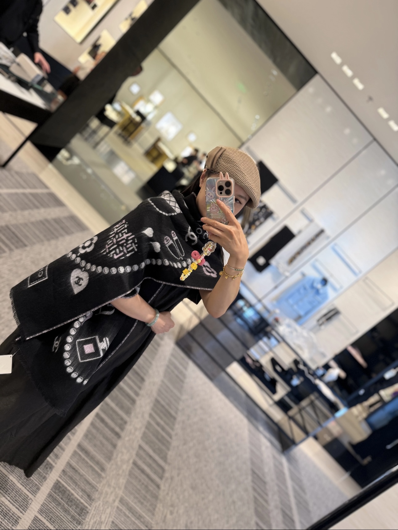 NO:587369,Highly recommended!  !  !  Good quality goods, roaring welfare recommendation model Chanel's main cashmere scarf ~ very rare!  !  The biggest feeling of this scarf is that it is super soft and comfortable, unprecedentedly soft and has a fluffy feel!  !  !  The finest Nepalese cashmere, true luxury specifications!  The unique texture is so beautiful. The quantity is limited, and there is no guarantee that it will be available at any time. As long as the economy allows, you can buy any Chanel solid color model. It is really unique and exquisite. You get what you pay for. The factory said that this product will not be ordered again. The customer provides the yarn, then dyes it, and then fixes the color. It takes half a year!  This year’s batch is just this one, there aren’t many. Cashmere ones like this only get one batch a year, and the fabrics must be made half a year in advance. I simply can’t afford to wait for those who are not picky and have a crazy temperament!  Whoever surrounds you has temperament!  !  I really hope you don’t miss this style. Specification 20343cm top cashmere. High version scarf, high version scarf, chanel, chanel19860909强烈重磅推荐！！！质感好货,怒吼福利推荐款Chanel主打的羊绒围巾~非常难得！！这个围巾最大的感触就是:超级无敌无敌无敌的柔软舒服,真的前所未有的柔软并且很有空气蓬松感！！！极品尼泊尔羊绒,真正的奢侈品规格！那种特有的质感真的太美了数量有限,不保证随时有货~只要经济允许,任意收香奈儿的纯色款真的非常独特和考究,一分钱一分货,工厂说了这款不会再下单,客方提供纱线,再染色,再定色,翻来覆去要半年了！今年就这一批,没有多少条,象这种羊绒的,一年就一批,面料什么的必须得提前半年,根本就等不起狂不挑人,狂气质！谁围谁有气质！！真的希望大家不要错过这样的款式.规格20343cm顶级羊绒.高版本围巾,高版本围巾,chanel,chanel,scarf