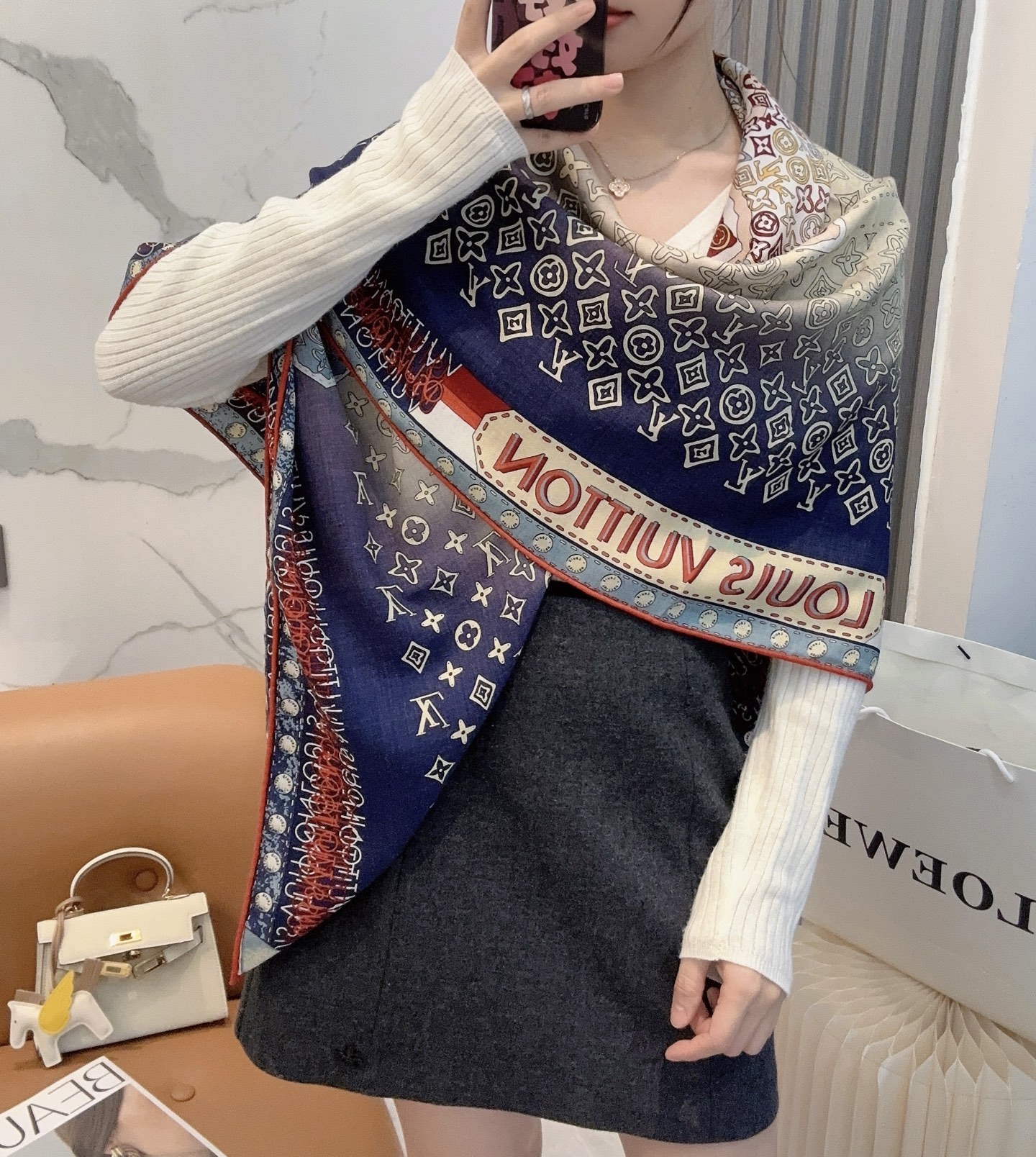 NO:587392,Louis Vuitton [Double-sided same color] Original Lv140cm velvet square scarf, 'Colorful', this square scarf is newly added to the U-price and Away series, paying tribute to Louis Vuitton's travel heritage. The silk screen printing process depicts rich details, and the top-quality twill silk cashmere material is hand-rolled, full of light luxury. The new fabrics in the counter pursue shape and feel crisp. High-end designers consider the upper body effect and color saturation in color matching. The color is fresh and rich, very refined and has the temperament of a lady!  Good stuff waits for no one, if you like it, don’t miss it!  Hurry and order now [Ingredients size 140X140cm 70 cashmere 30 silk double-sided same color] high version scarf, high version scarf, louis vuitton, louis vuitton, real silk19860909路易威登【双面同色】原单Lv140cm丝绒方巾,《七彩》,本款方巾全新加入 U价 and Away 系列,致意路易威登的旅行传承.丝印工艺刻画丰富细节,顶级斜纹真丝羊绒材质纯手工卷边,轻奢感十足 专柜新款面料追求造型,手感挺括,高端设计师配色均考虑上身效果和色彩饱和度,色泽新鲜浓郁非常精致又有名媛气质！好货不等人,喜欢就不能错过哦！快快砸单来吧【成分尺寸140X140cm 70羊绒 30真丝 双面同色】高版本围巾,高版本围巾,louis vuitton,louis vuitton,real silk,scarf