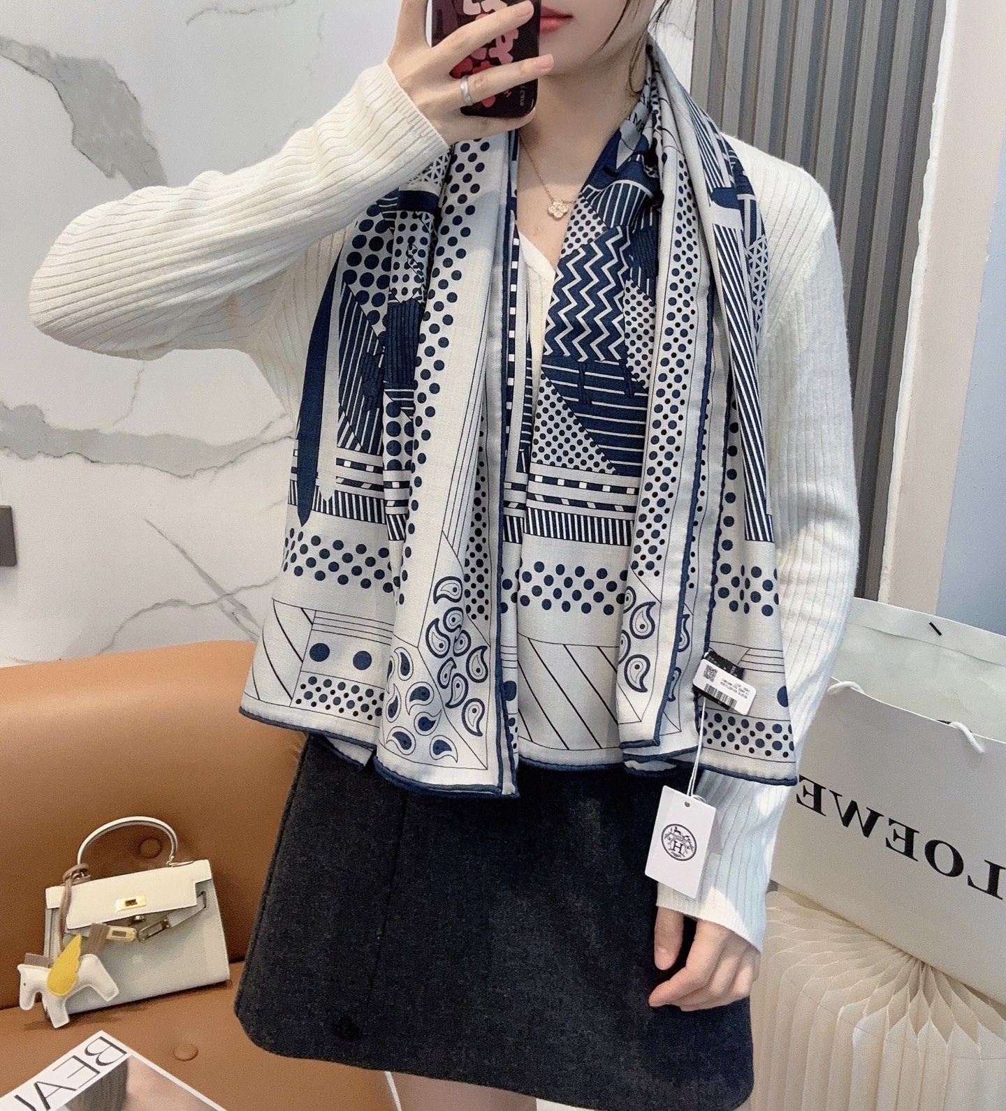 NO:587389,I bought the new cashmere model and said it looks good. I recommend the Hermès double-sided cashmere square scarf of the same color. Top-notch craftsmanship, great value, three-dimensional presentation of patterns and textures, real object, very high quality, special craftsmanship, high-end research and development, stunning advent, special cutting-edge craftsmanship, favored by Bai Fumei. Whether it is quality, style or price, they scream for big-name control. Super cost-effective, definitely worth buying. Size 140cm*140cm, 70 cashmere silk high version scarf, high version scarf, hermes, real silk19860909羊绒新款买了都说好看推荐爱马仕双面同色羊绒方巾 顶级工艺超值爱马仕专柜爆款立体呈现图案纹路实物档次极高特殊工艺高端研发惊艳问世特殊尖端工艺处理受到白富美的喜欢 无论是品质 款式 价格都令大牌控的她们尖叫 超高性价比 绝对值得入手尺寸140cm*140cm,70羊绒真丝高版本围巾,高版本围巾,hermes,real silk,scarf