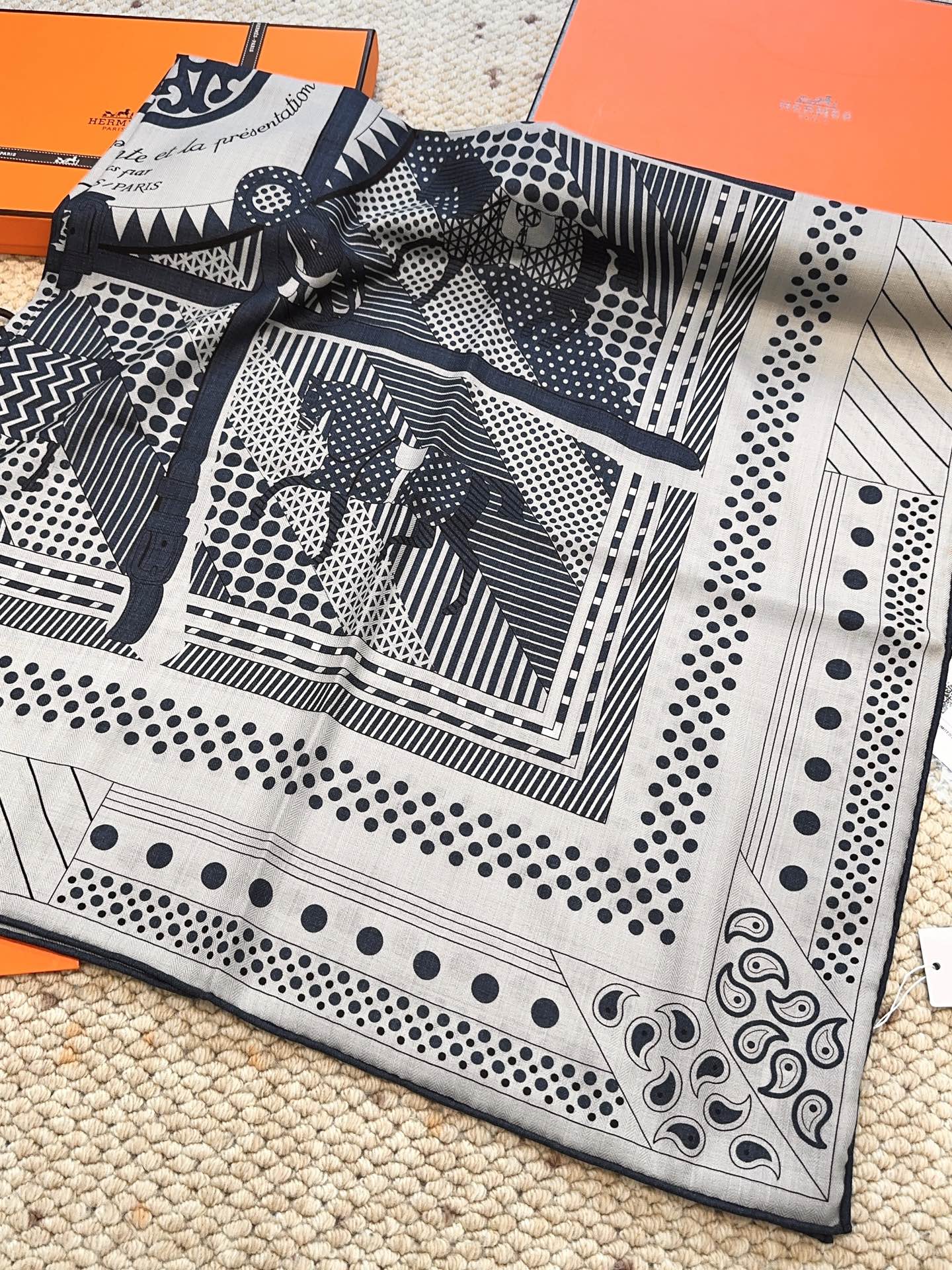 羊绒新款🆕👏👏买了都说好看‼️推荐💕爱马仕双面同色羊绒方巾 顶级工艺超值‼️爱马仕专柜爆款🎁💟立体呈现图