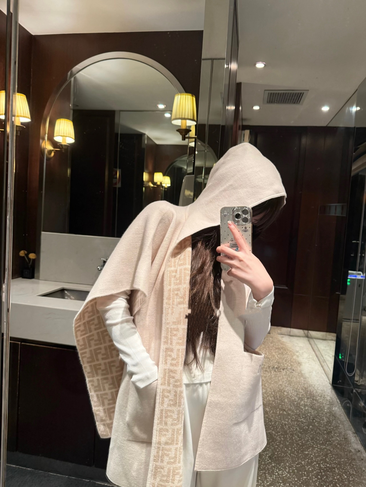 Fendi 同步 【Fendi限量款斗篷披肩】重磅 纯羊绒打造 此款FF披风是Fendi芬迪秋冬限量新款 芬迪的斗篷设计非常显腿长 可以用为披风