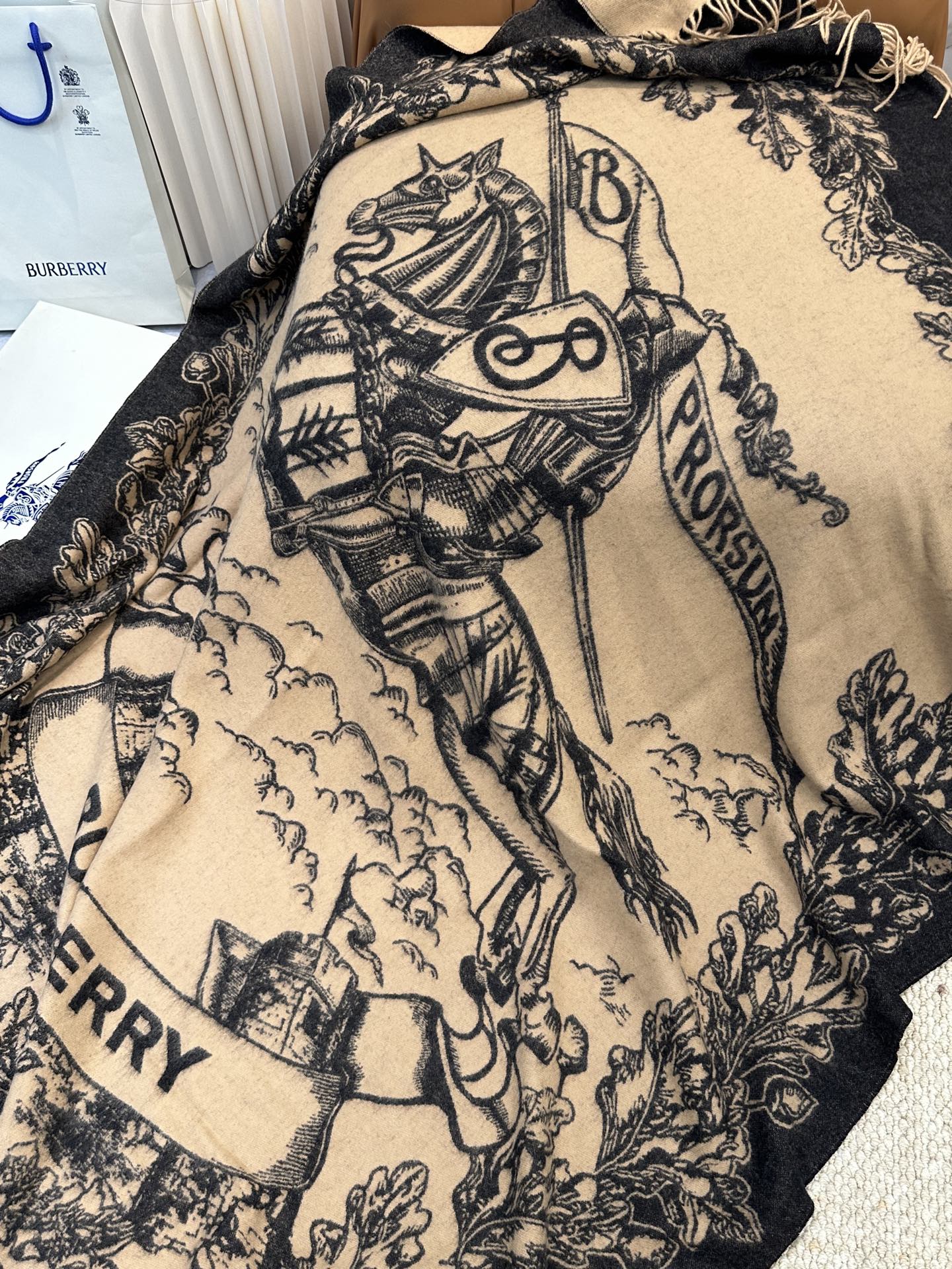 原单burberry最新款骑士战马双面提花披毯经典中的经典.❗️这批原单全包.本来订制出口单.但是不明原