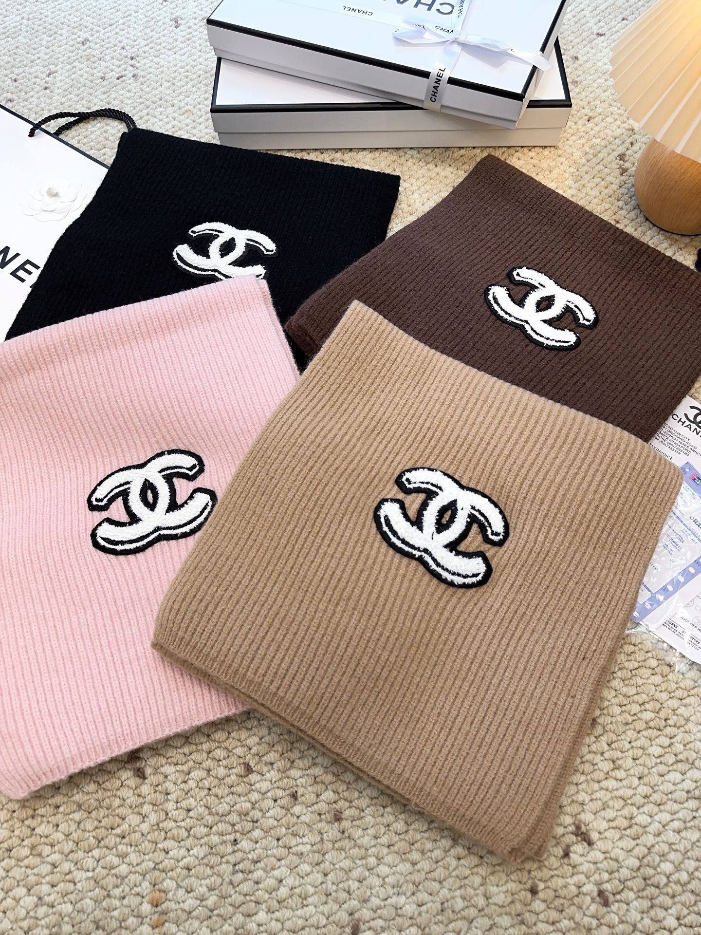 CHANEL【新款来袭】香奈儿专柜最新编织系列！这是一个特别稀有的款式，这也是小香家第一款采用纯色针织工