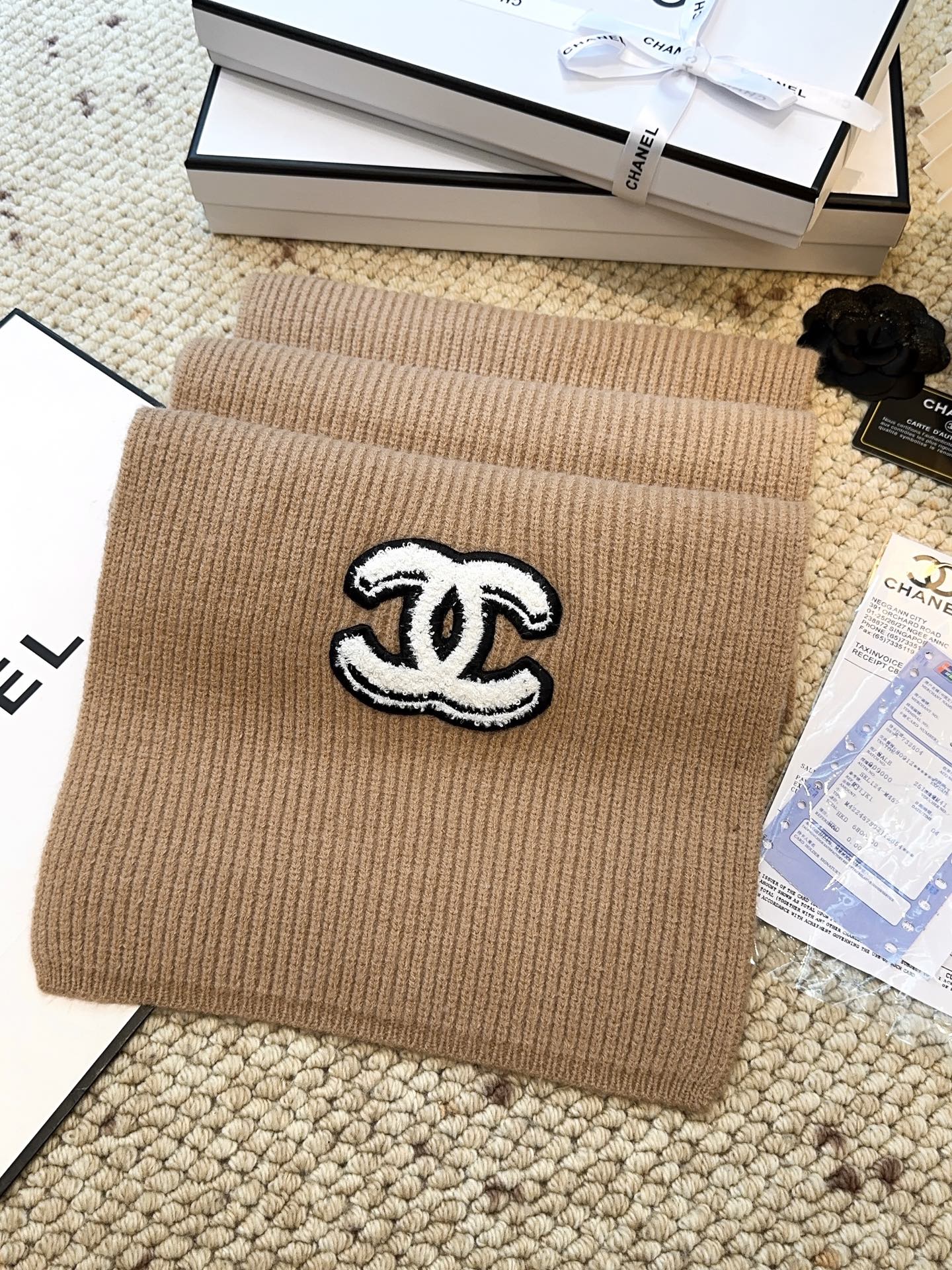 CHANEL【新款来袭】香奈儿专柜最新编织系列！这是一个特别稀有的款式，这也是小香家第一款采用纯色针织工