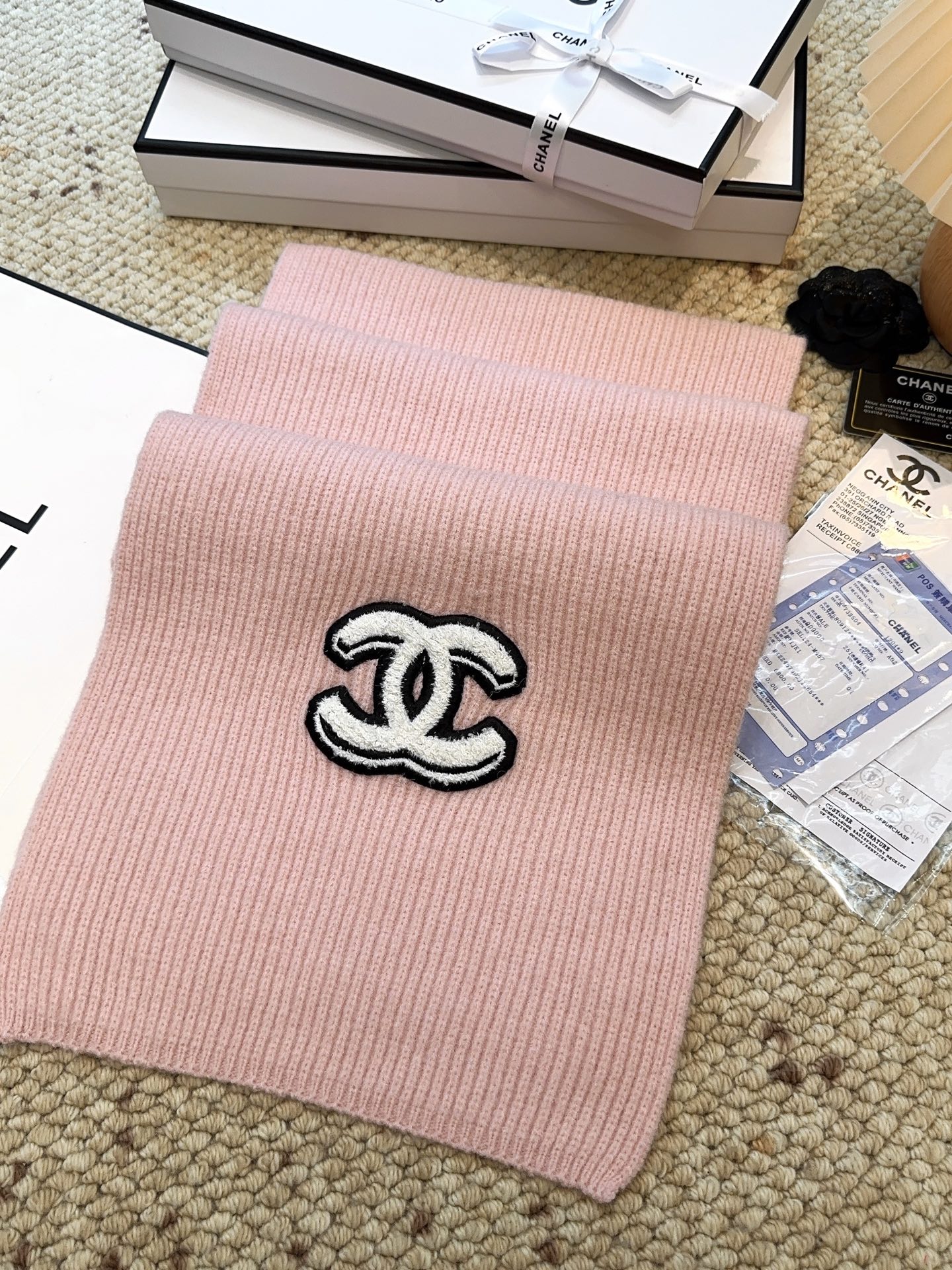 CHANEL【新款来袭】香奈儿专柜最新编织系列！这是一个特别稀有的款式，这也是小香家第一款采用纯色针织工