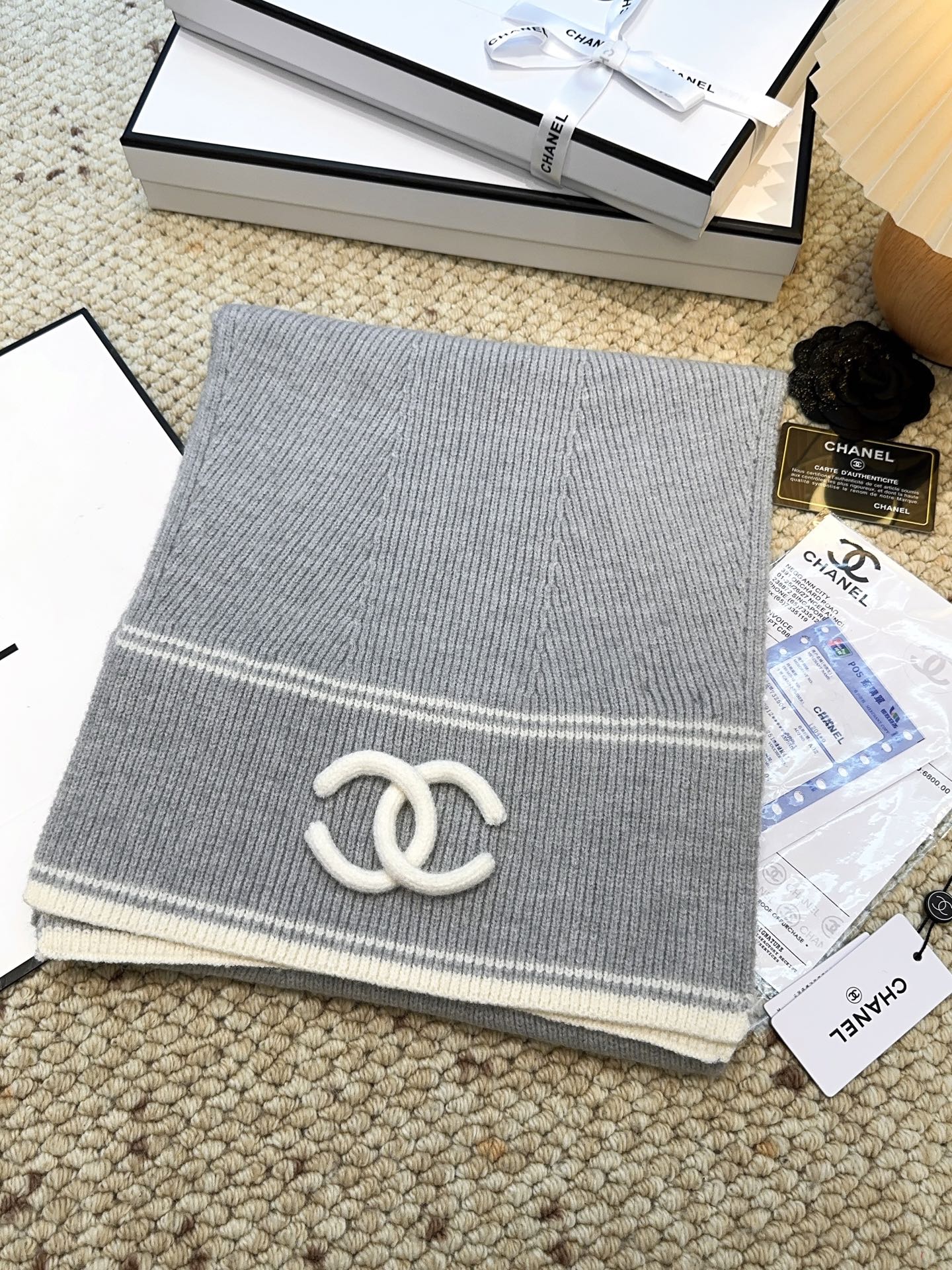 CHANEL【新款来袭】香奈儿专柜最新编织系列！这是一个特别稀有的款式，这也是小香家第一款采用纯色针织工