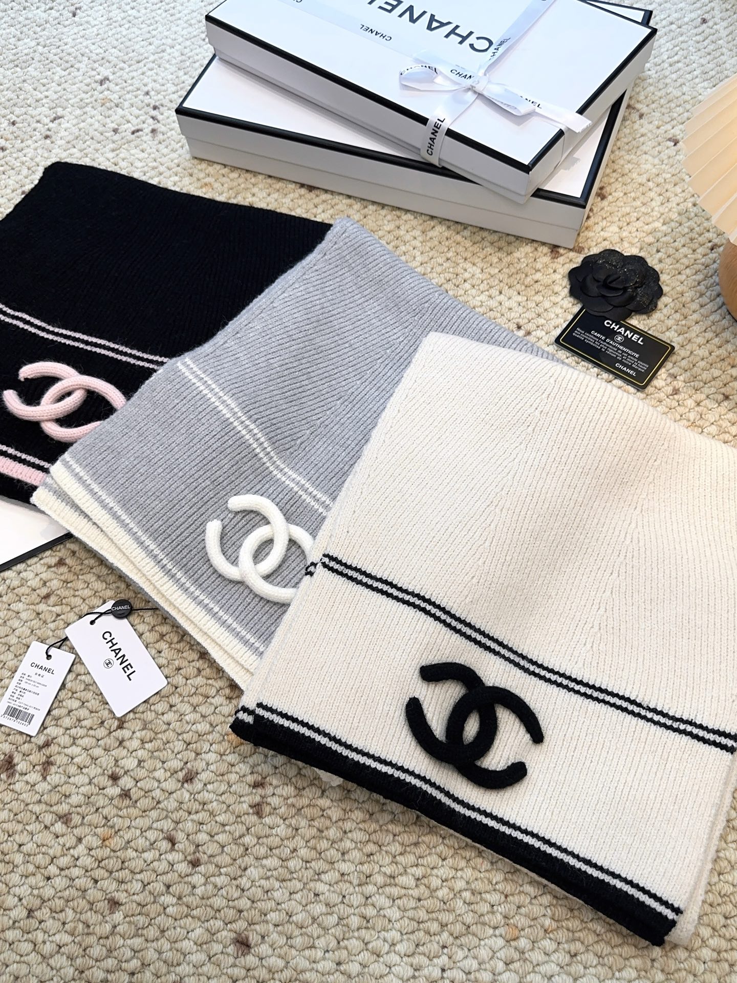 CHANEL【新款来袭】香奈儿专柜最新编织系列！这是一个特别稀有的款式，这也是小香家第一款采用纯色针织工