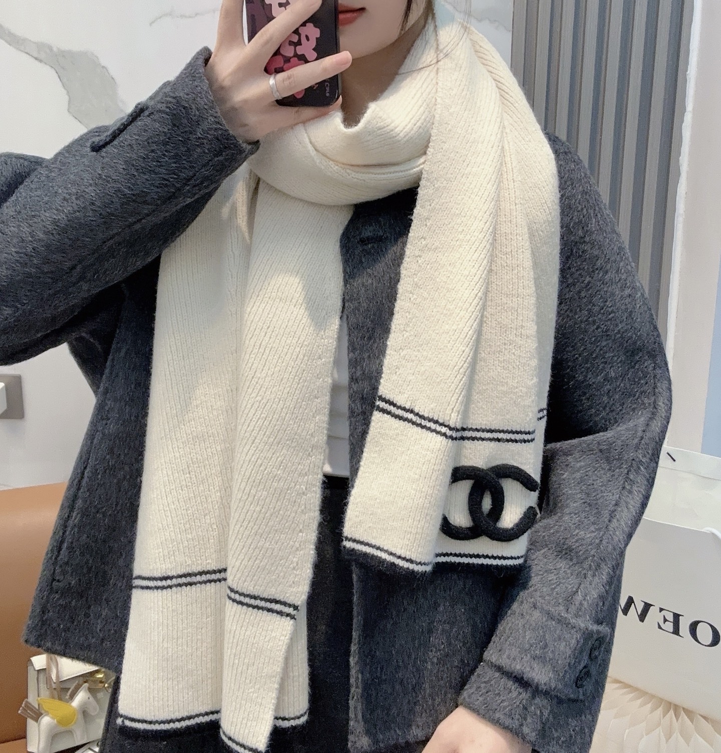 NO:587431,CHANEL [New model coming] The latest woven series at Chanel counters!  This is a particularly rare style, and it is also the first scarf from Xiaoxiangjia to use solid color knitting technology!  It will definitely become the main style of Xiaoxiangjia in autumn and winter!  The texture is very soft and skin-friendly, very easy to match and control, and great value for money~ Definitely worth it once you get it!  Size 175*30cm!  90% wool 10 cashmere!  high version scarf, high version scarf, chanel, chanel, chanel19860909CHANEL【新款来袭】香奈儿专柜最新编织系列！这是一个特别稀有的款式,这也是小香家第一款采用纯色针织工艺的围巾！肯定会成为小香家秋冬季的主打款式！质地非常柔软亲肤,非常好搭配好驾驭,超值回馈~拿到手绝对觉得值！尺寸175*30cm！90％羊毛10羊绒！高版本围巾,高版本围巾,chanel,chanel,chanel,scarf
