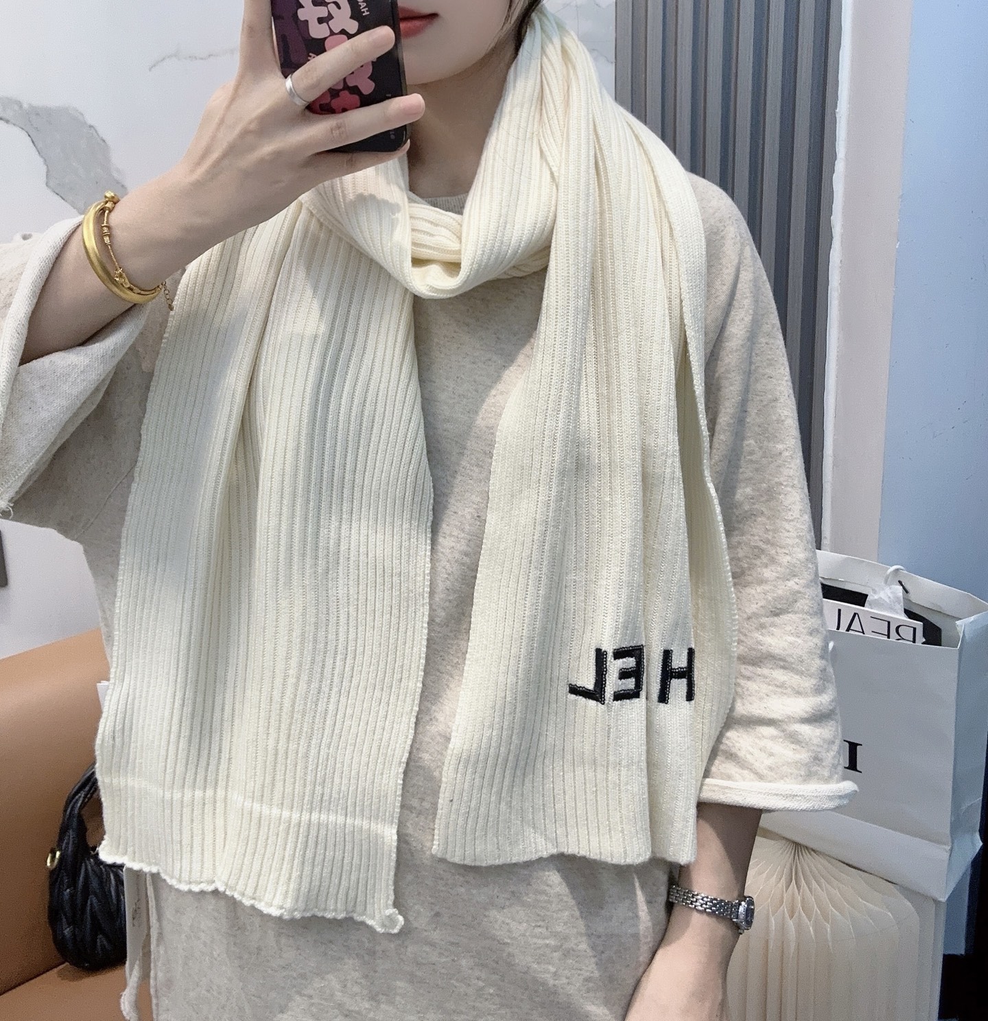 特批90🉐️ 🔜秋冬新款香奈儿羊绒围巾!免代购级别,重工珠片➕毛线双重刺绣🪡小香签名版Logo!高级货❗️❤️TA的高级与优雅,被设计师发挥到淋漓尽致,美得令人心醉神往,永不过时‼️极品精英高手级别的时髦感围巾❗️实物真的越看越爱,越看越时髦,越看越喜欢,无敌无敌好造型❗️纯羊绒材质LOGO加入香家最爱的亮钻元素,美的不要不要的,围巾握在手里真的无敌舒适❗️真的非常高级〰潮流时髦有品质。规格38:186!100%羊绒裤