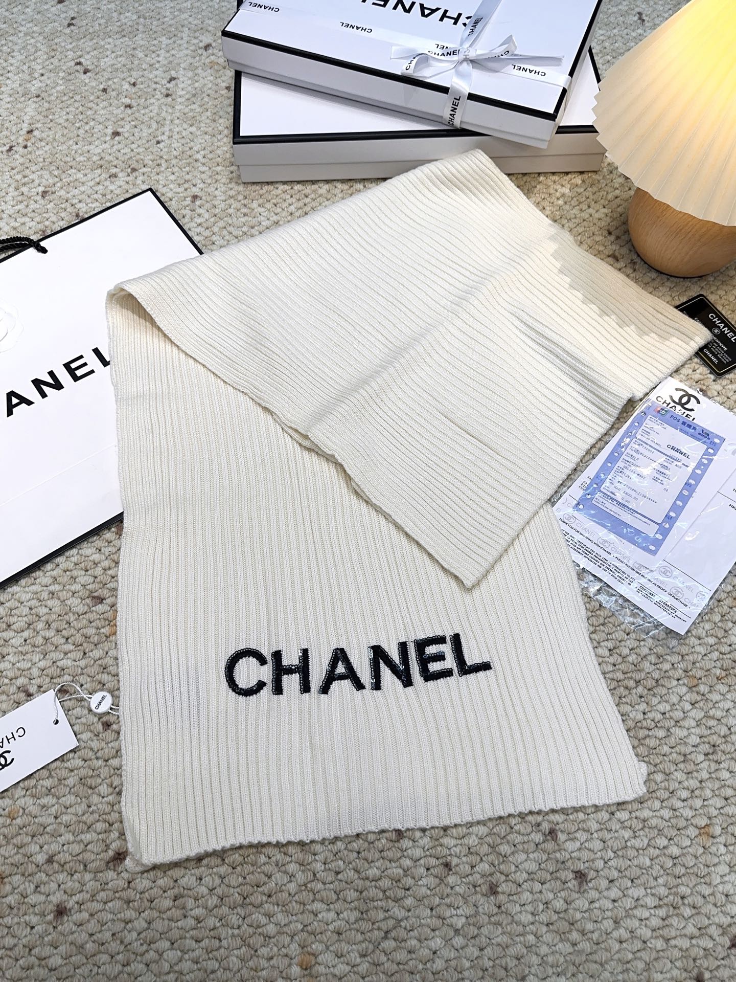 特批90🉐️ 🔜秋冬新款香奈儿羊绒围巾!免代购级别,重工珠片➕毛线双重刺绣🪡小香签名版Logo!高级货❗️❤️TA的高级与优雅,被设计师发挥到淋漓尽致,美得令人心醉神往,永不过时‼️极品精英高手级别的时髦感围巾❗️实物真的越看越爱,越看越时髦,越看越喜欢,无敌无敌好造型❗️纯羊绒材质LOGO加入香家最爱的亮钻元素,美的不要不要的,围巾握在手里真的无敌舒适❗️真的非常高级〰潮流时髦有品质。规格38:186!100%羊绒裤