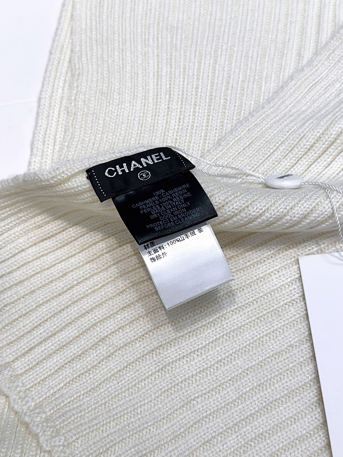 特批90🉐️ 🔜秋冬新款香奈儿羊绒围巾!免代购级别,重工珠片➕毛线双重刺绣🪡小香签名版Logo!高级货❗️❤️TA的高级与优雅,被设计师发挥到淋漓尽致,美得令人心醉神往,永不过时‼️极品精英高手级别的时髦感围巾❗️实物真的越看越爱,越看越时髦,越看越喜欢,无敌无敌好造型❗️纯羊绒材质LOGO加入香家最爱的亮钻元素,美的不要不要的,围巾握在手里真的无敌舒适❗️真的非常高级〰潮流时髦有品质。规格38:186!100%羊绒裤