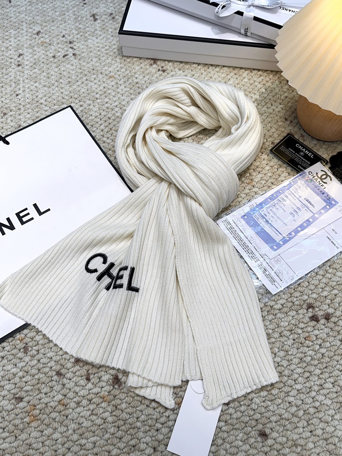 特批90🉐️ 🔜秋冬新款香奈儿羊绒围巾!免代购级别,重工珠片➕毛线双重刺绣🪡小香签名版Logo!高级货❗️❤️TA的高级与优雅,被设计师发挥到淋漓尽致,美得令人心醉神往,永不过时‼️极品精英高手级别的时髦感围巾❗️实物真的越看越爱,越看越时髦,越看越喜欢,无敌无敌好造型❗️纯羊绒材质LOGO加入香家最爱的亮钻元素,美的不要不要的,围巾握在手里真的无敌舒适❗️真的非常高级〰潮流时髦有品质。规格38:186!100%羊绒裤