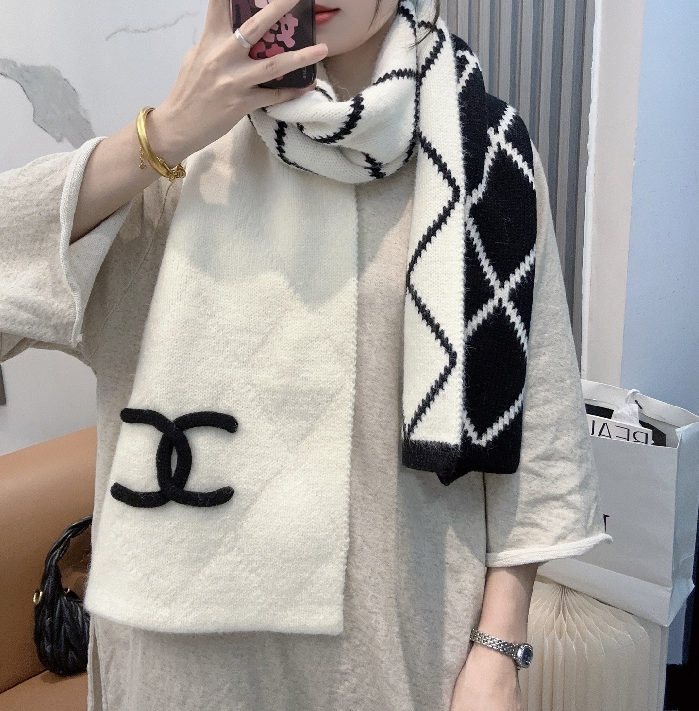 上新！Chanel（香奈儿）🌾独家爆款到货！香奈儿Chanel秋冬超软糯围巾|||🧣这条香奈儿秋冬围巾 