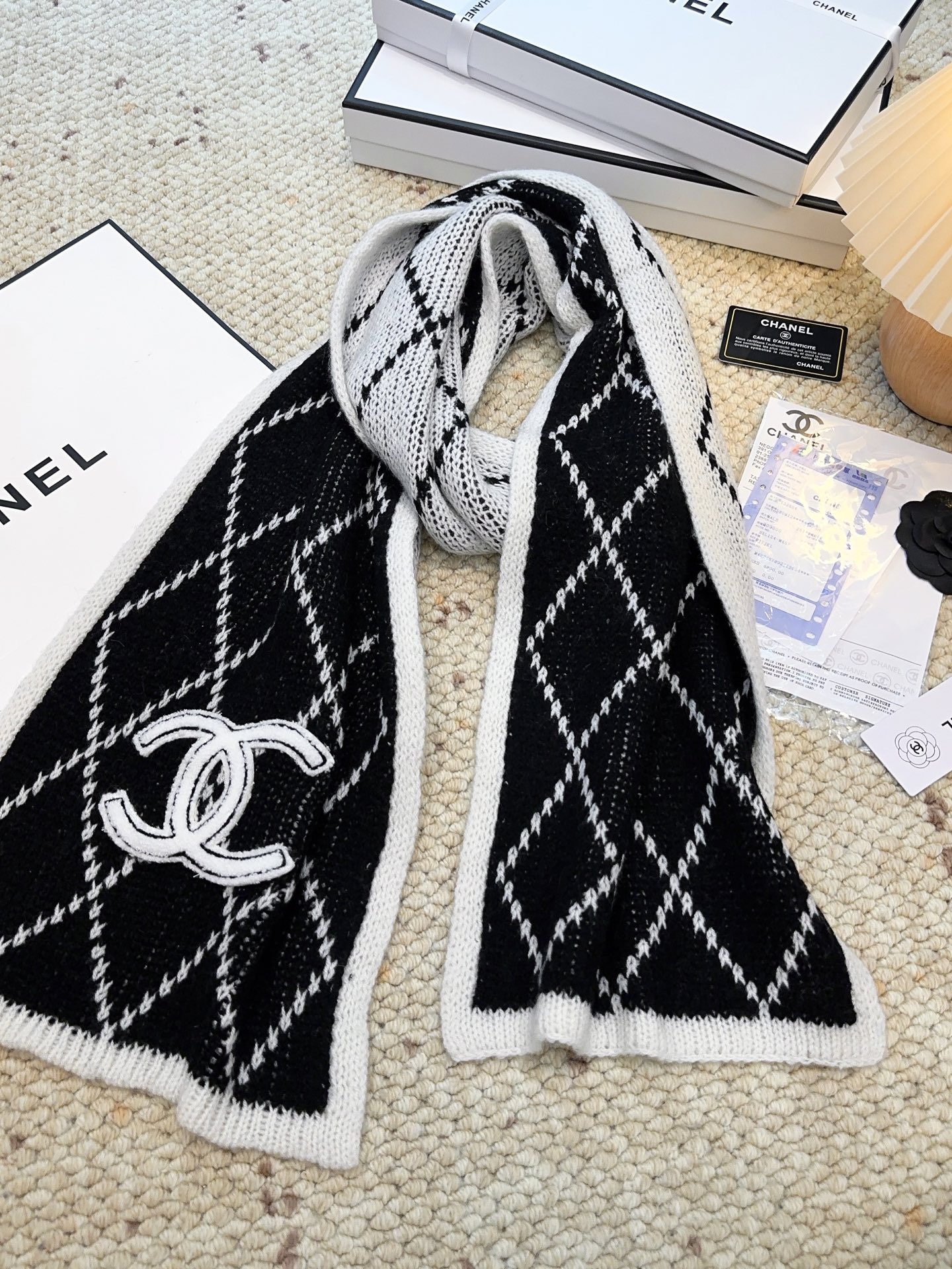 上新💃🏻💋👑👑香奈儿专柜新款💖💖美翻了[流泪]御用殿堂级极品‼️新款专柜在售 进口纯羊绒时尚绣花针织毛线