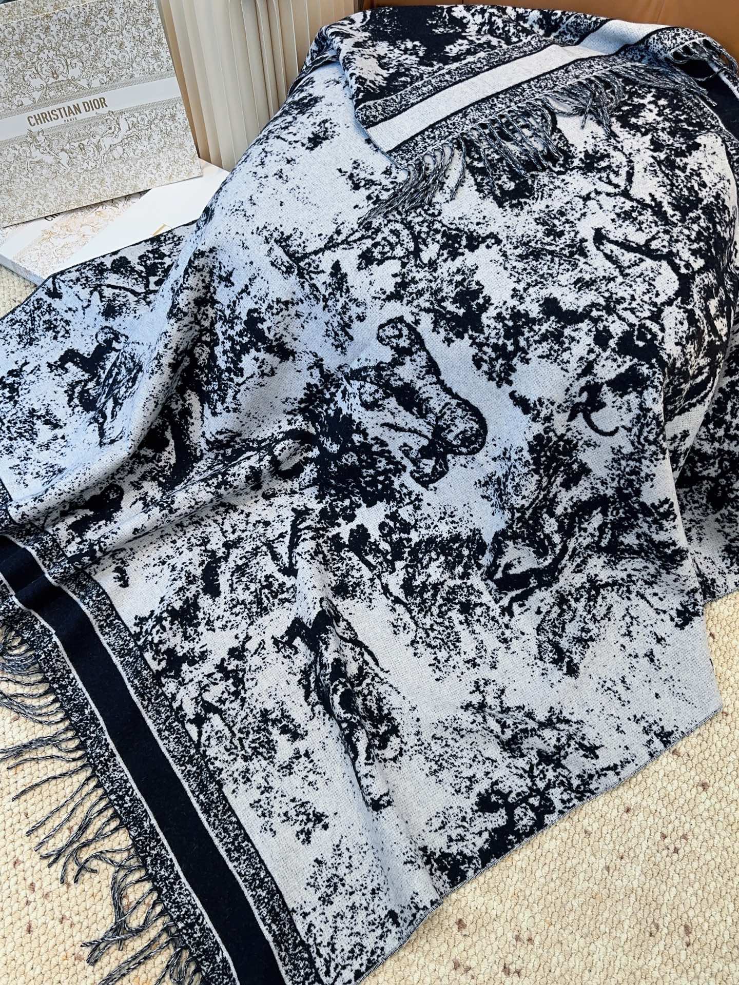 ✔️【顶级版本】DIOR 迪奥动物提花logo印花大方巾围巾披肩毛毯三用，这款围巾超级大，尺寸达到140