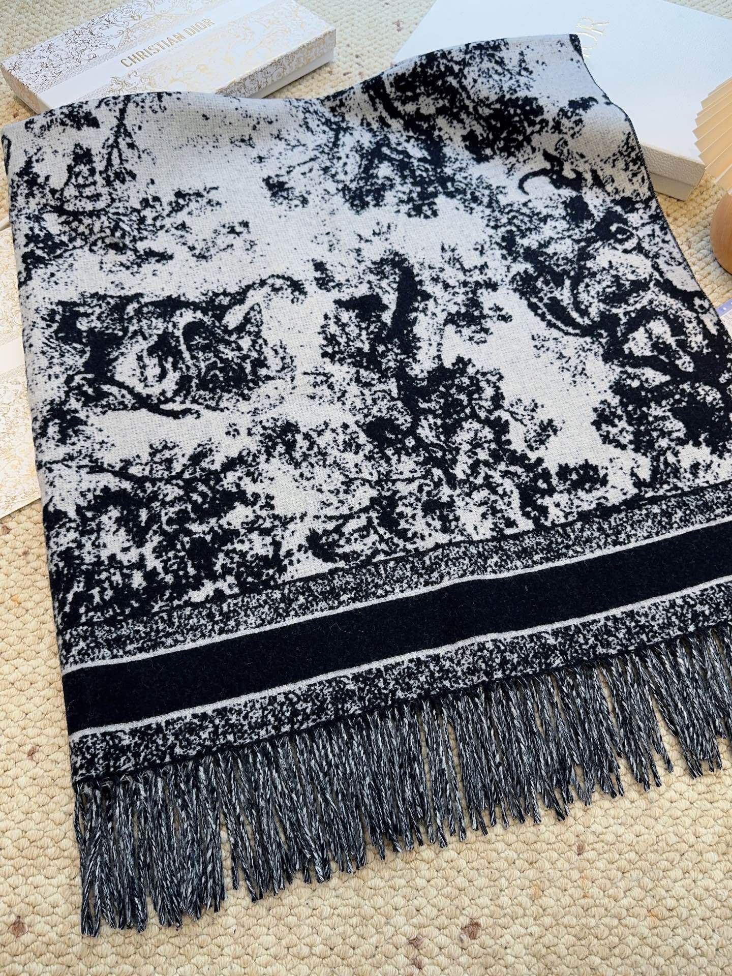 ✔️【顶级版本】DIOR 迪奥动物提花logo印花大方巾围巾披肩毛毯三用，这款围巾超级大，尺寸达到140