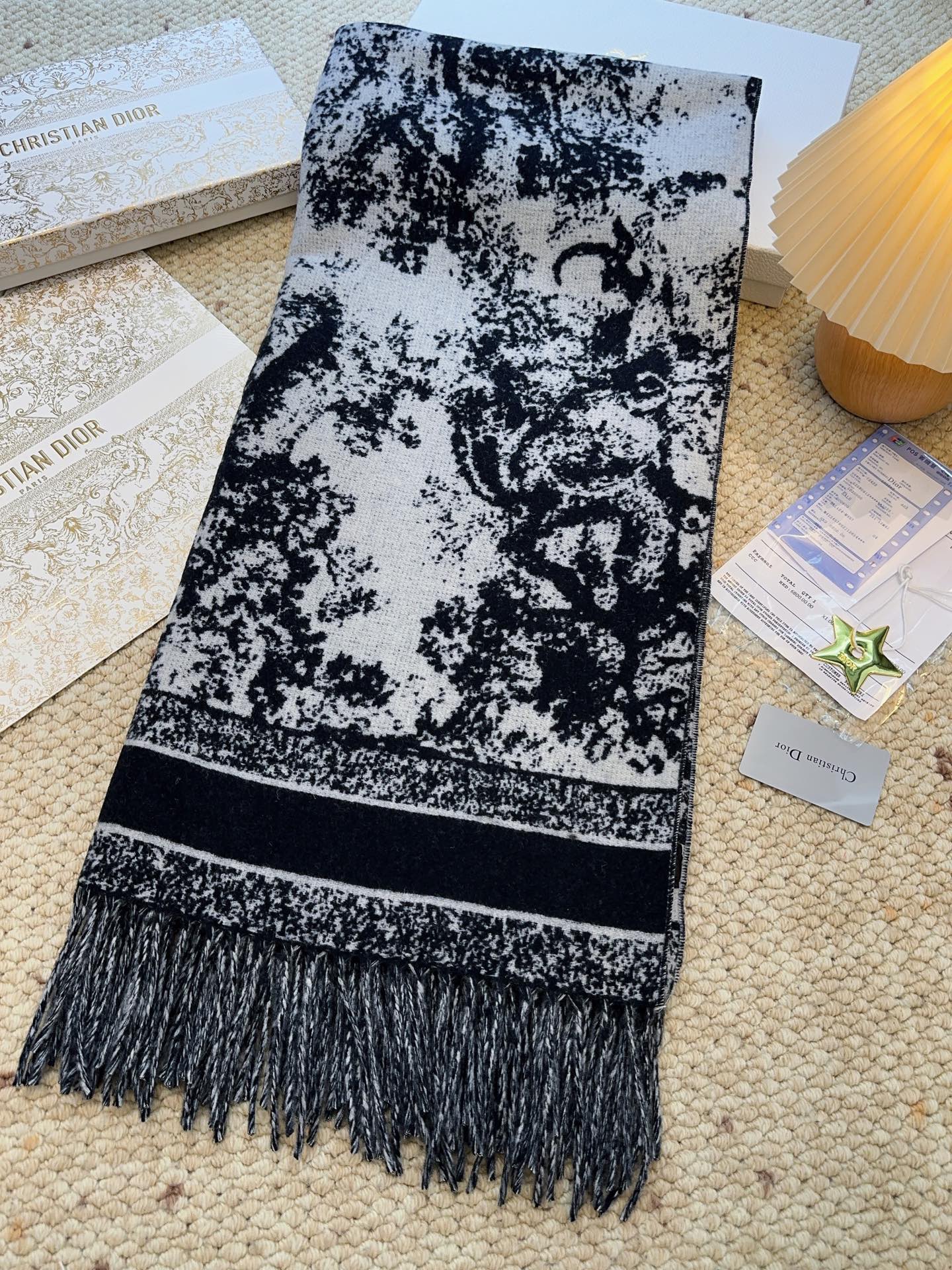 ✔️【顶级版本】DIOR 迪奥动物提花logo印花大方巾围巾披肩毛毯三用，这款围巾超级大，尺寸达到140