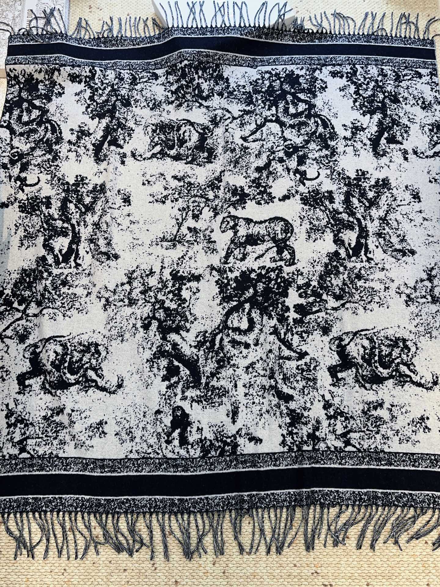 ✔️【顶级版本】DIOR 迪奥动物提花logo印花大方巾围巾披肩毛毯三用，这款围巾超级大，尺寸达到140