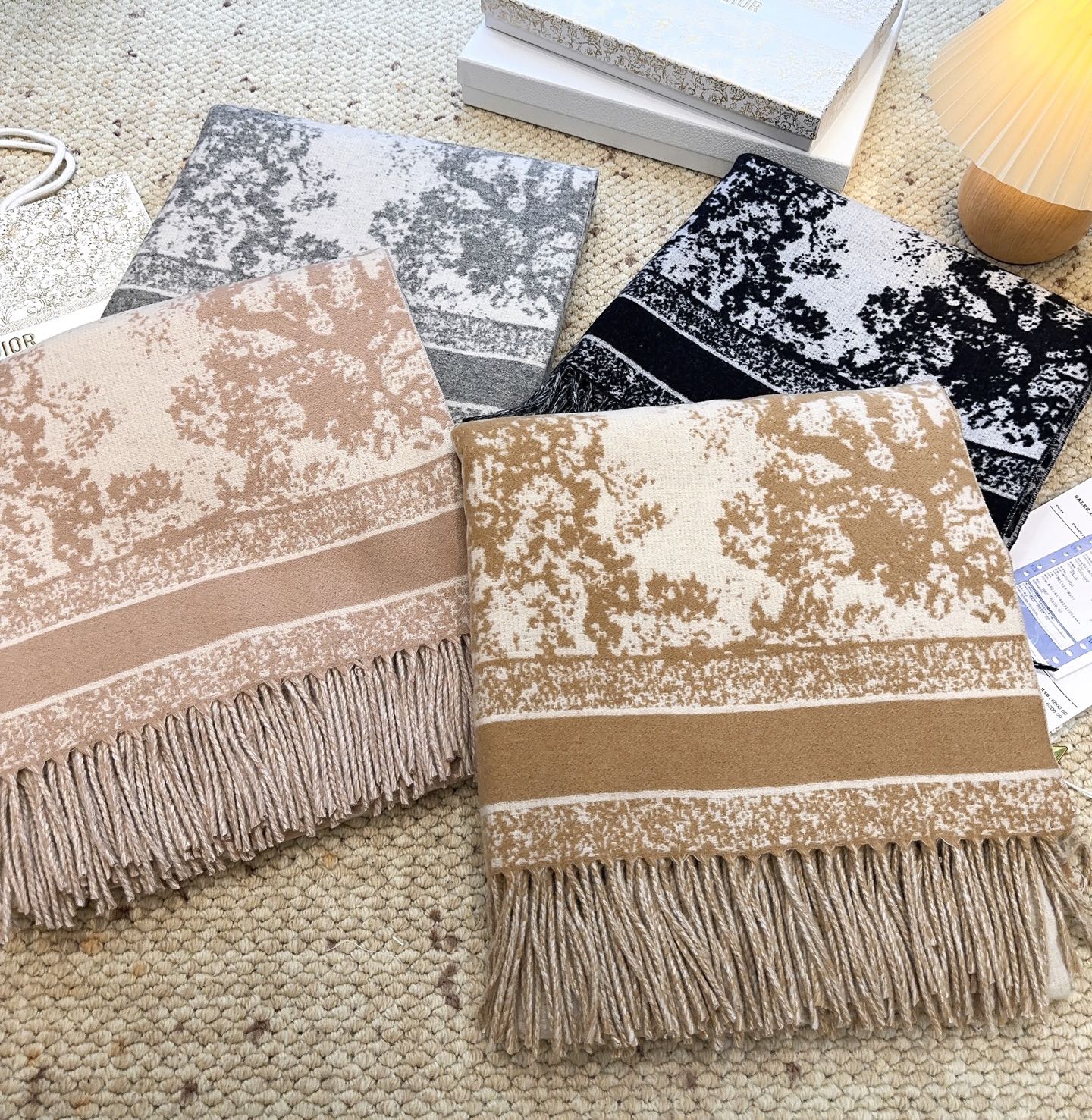 ✔️【顶级版本】DIOR 迪奥动物提花logo印花大方巾围巾披肩毛毯三用，这款围巾超级大，尺寸达到140