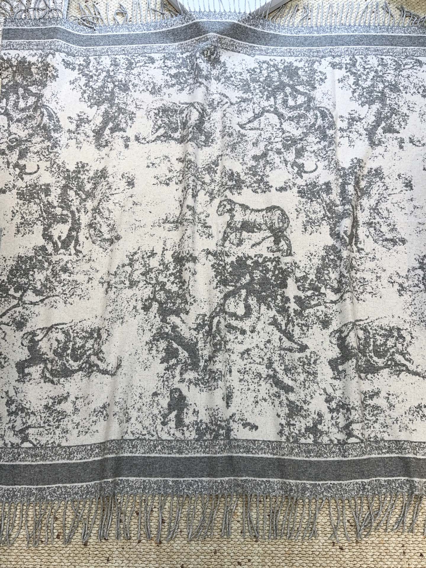 ✔️【顶级版本】DIOR 迪奥动物提花logo印花大方巾围巾披肩毛毯三用，这款围巾超级大，尺寸达到140