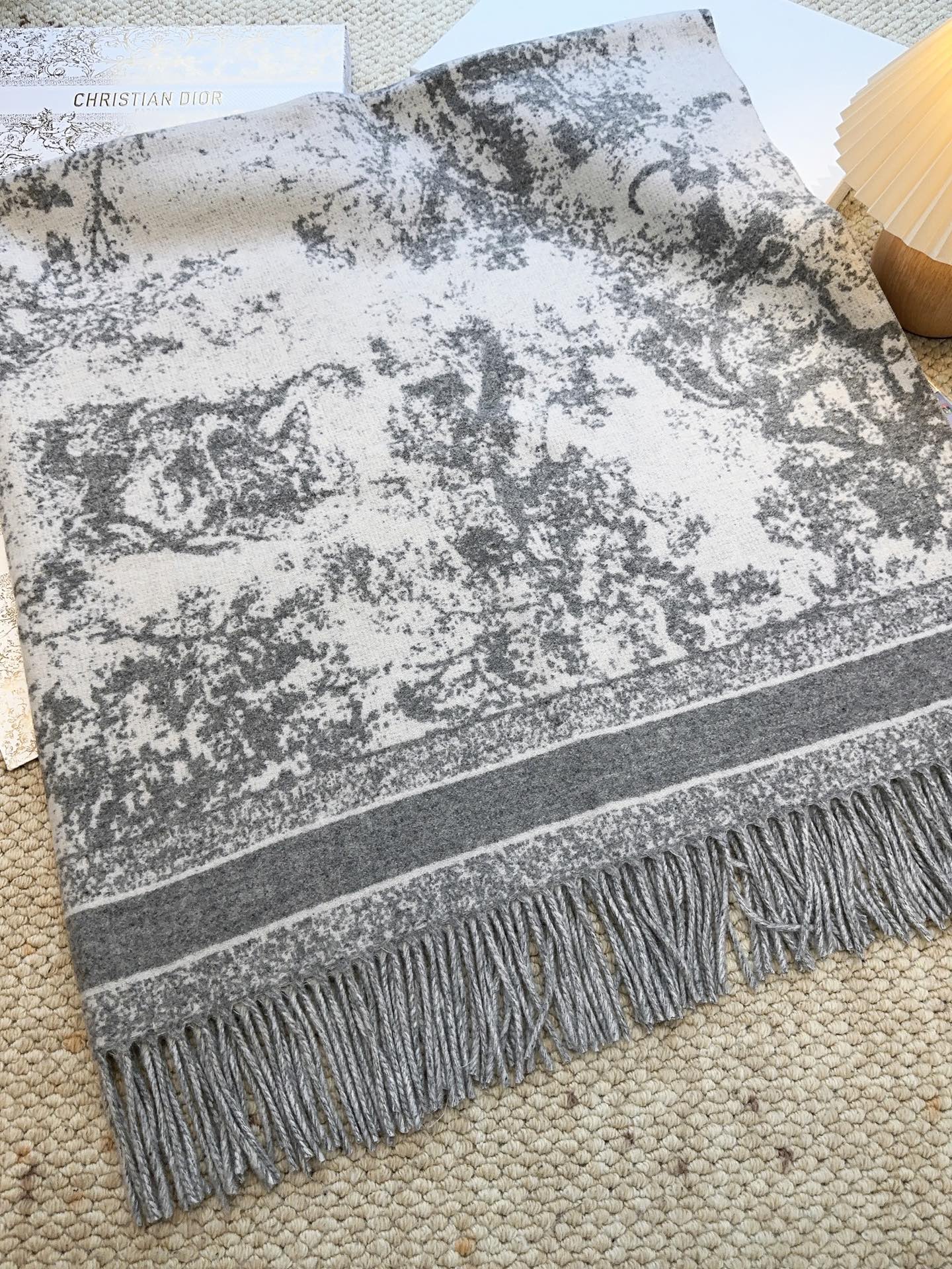 ✔️【顶级版本】DIOR 迪奥动物提花logo印花大方巾围巾披肩毛毯三用，这款围巾超级大，尺寸达到140