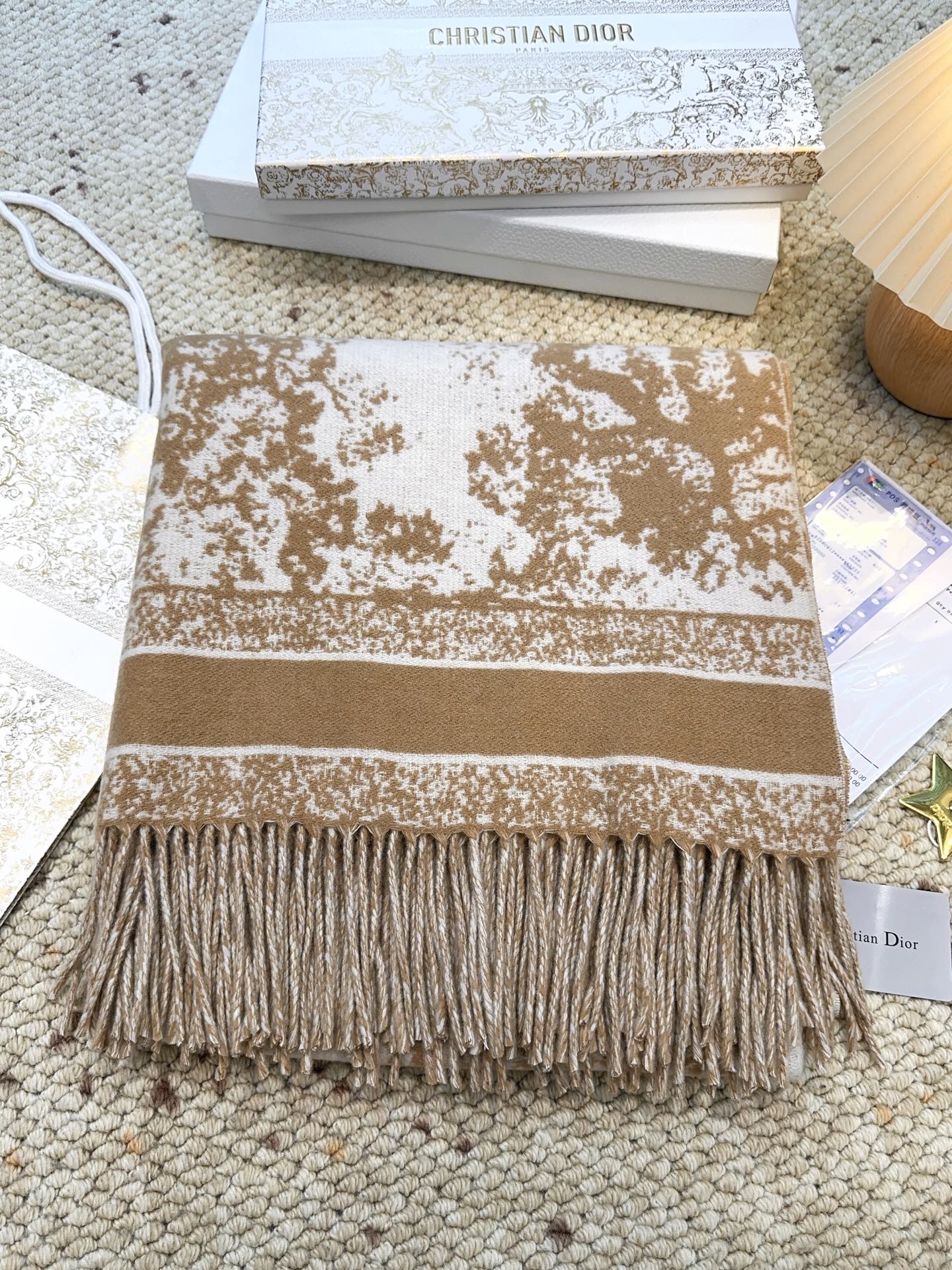 ✔️【顶级版本】DIOR 迪奥动物提花logo印花大方巾围巾披肩毛毯三用，这款围巾超级大，尺寸达到140