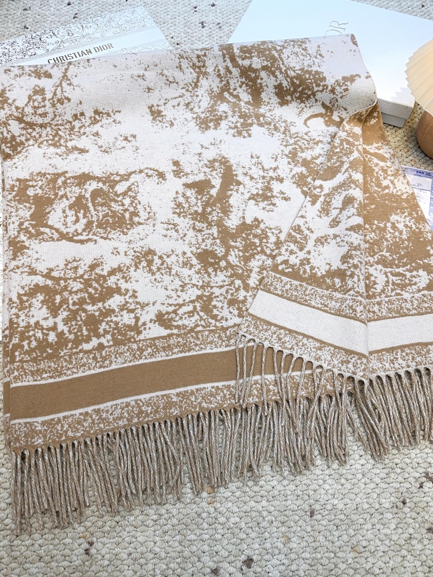 ✔️【顶级版本】DIOR 迪奥动物提花logo印花大方巾围巾披肩毛毯三用，这款围巾超级大，尺寸达到140