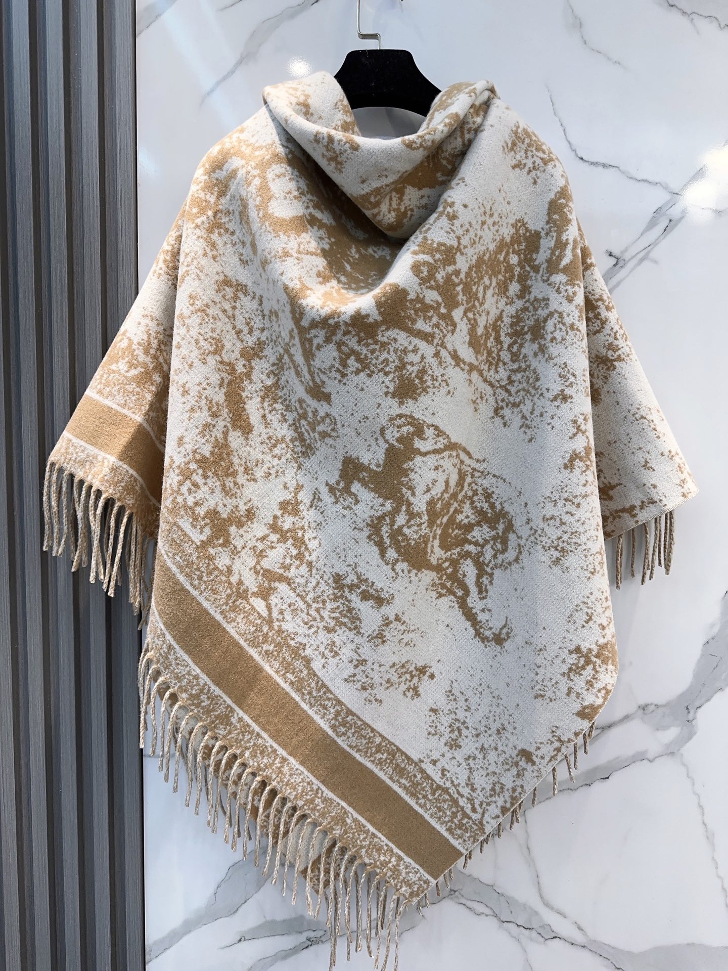 ✔️【顶级版本】DIOR 迪奥动物提花logo印花大方巾围巾披肩毛毯三用，这款围巾超级大，尺寸达到140