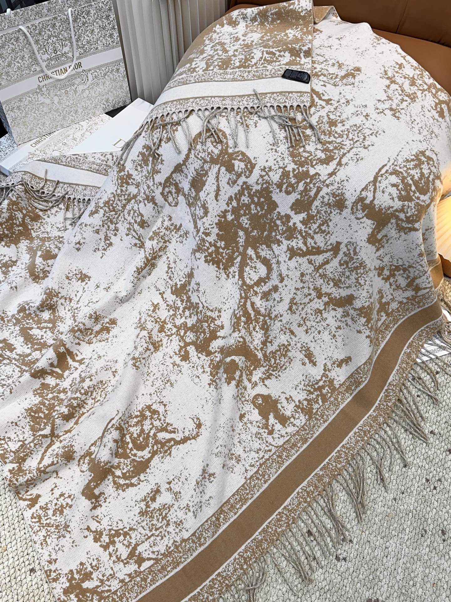 ✔️【顶级版本】DIOR 迪奥动物提花logo印花大方巾围巾披肩毛毯三用，这款围巾超级大，尺寸达到140