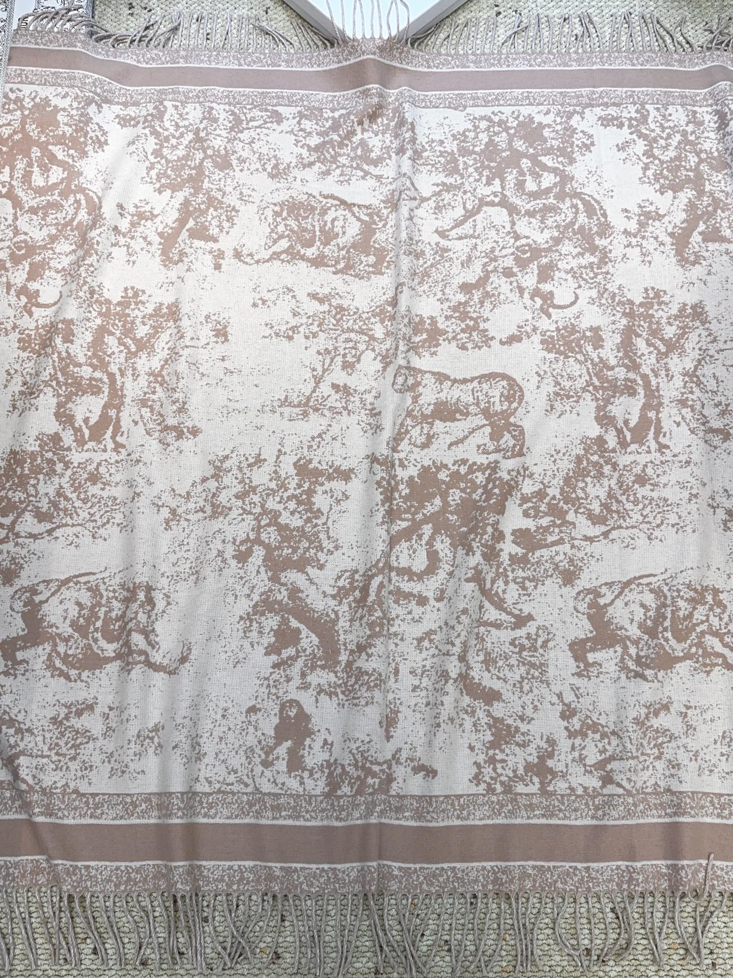 ✔️【顶级版本】DIOR 迪奥动物提花logo印花大方巾围巾披肩毛毯三用，这款围巾超级大，尺寸达到140