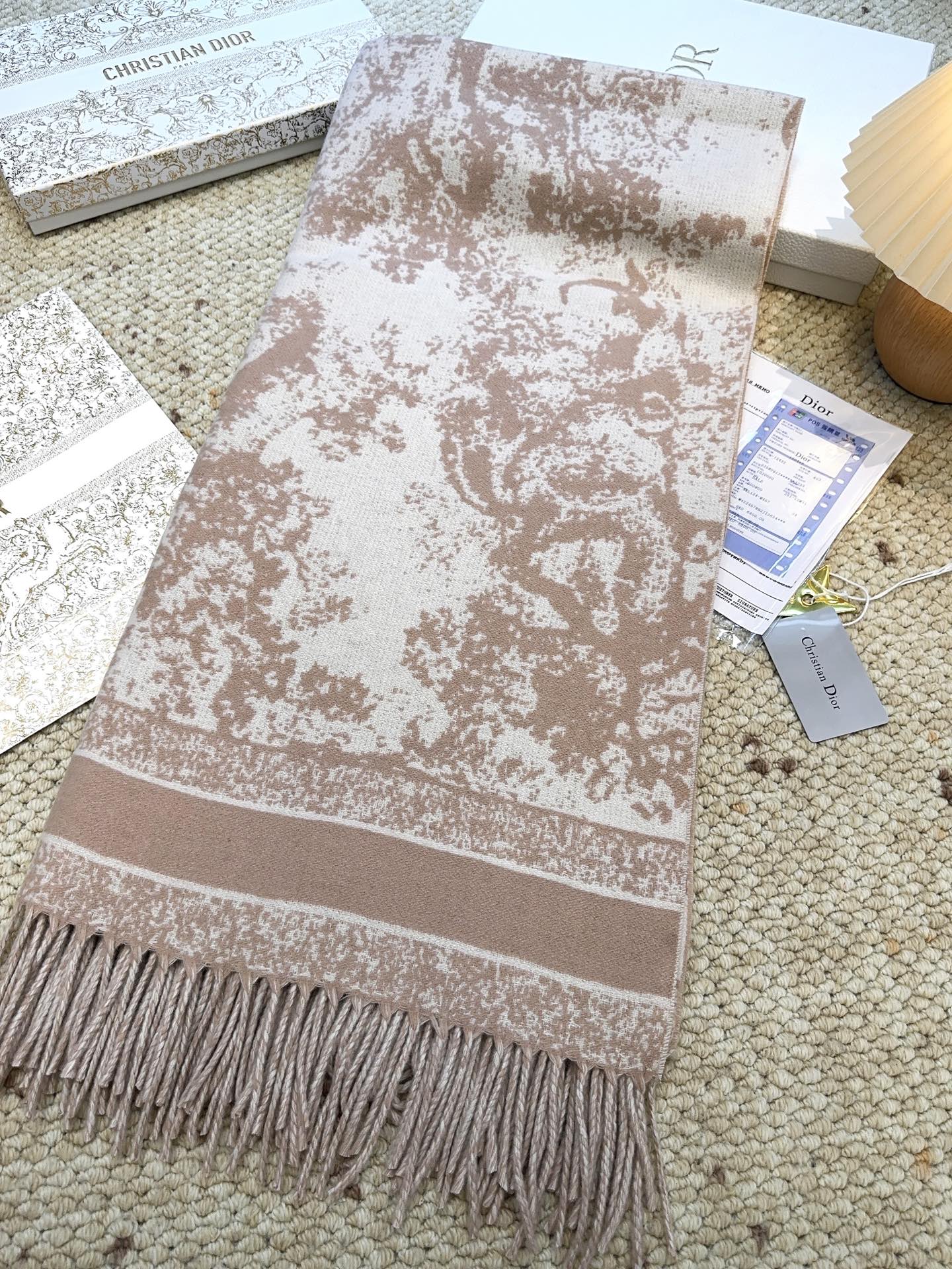 ✔️【顶级版本】DIOR 迪奥动物提花logo印花大方巾围巾披肩毛毯三用，这款围巾超级大，尺寸达到140