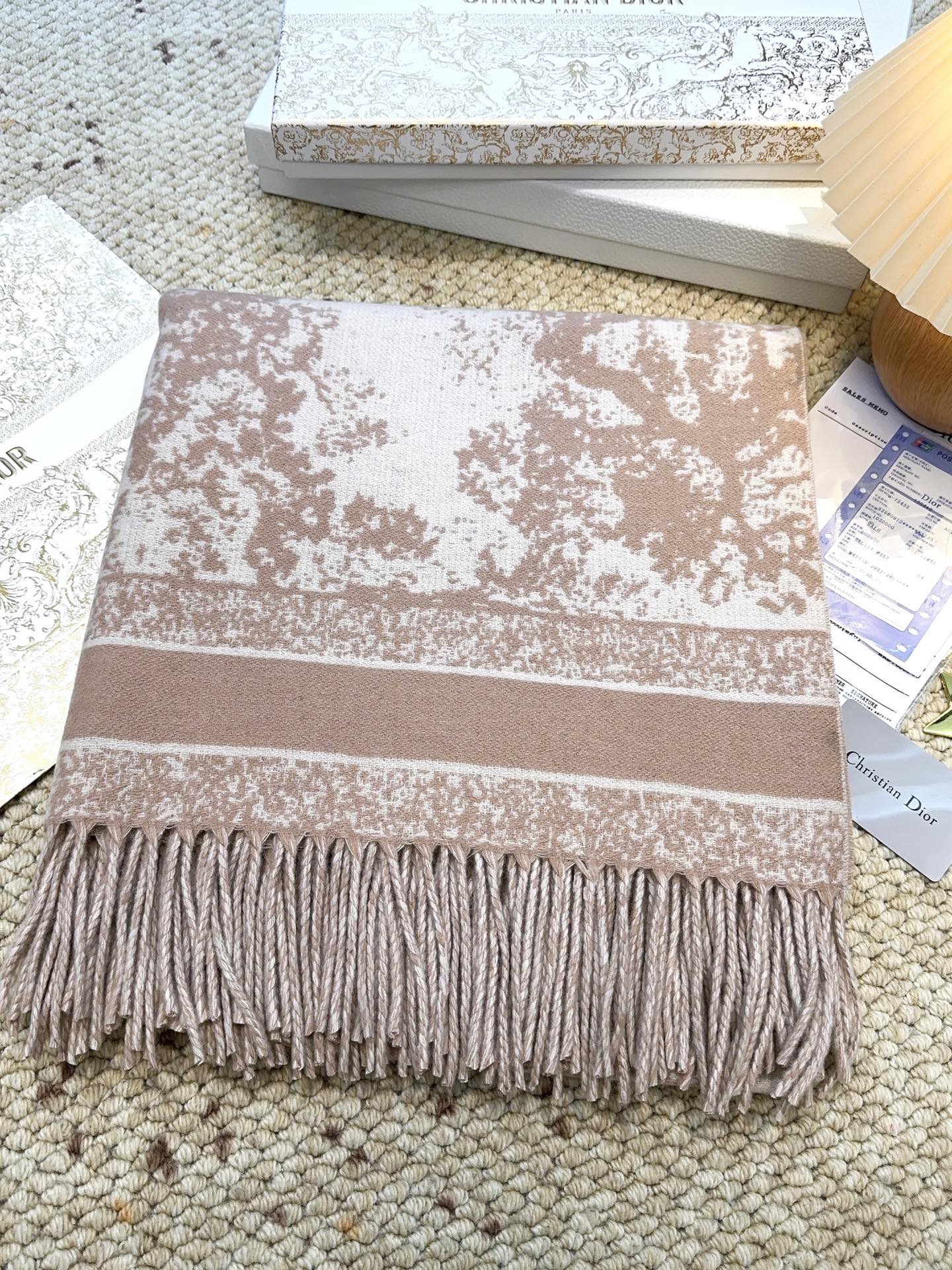 ✔️【顶级版本】DIOR 迪奥动物提花logo印花大方巾围巾披肩毛毯三用，这款围巾超级大，尺寸达到140