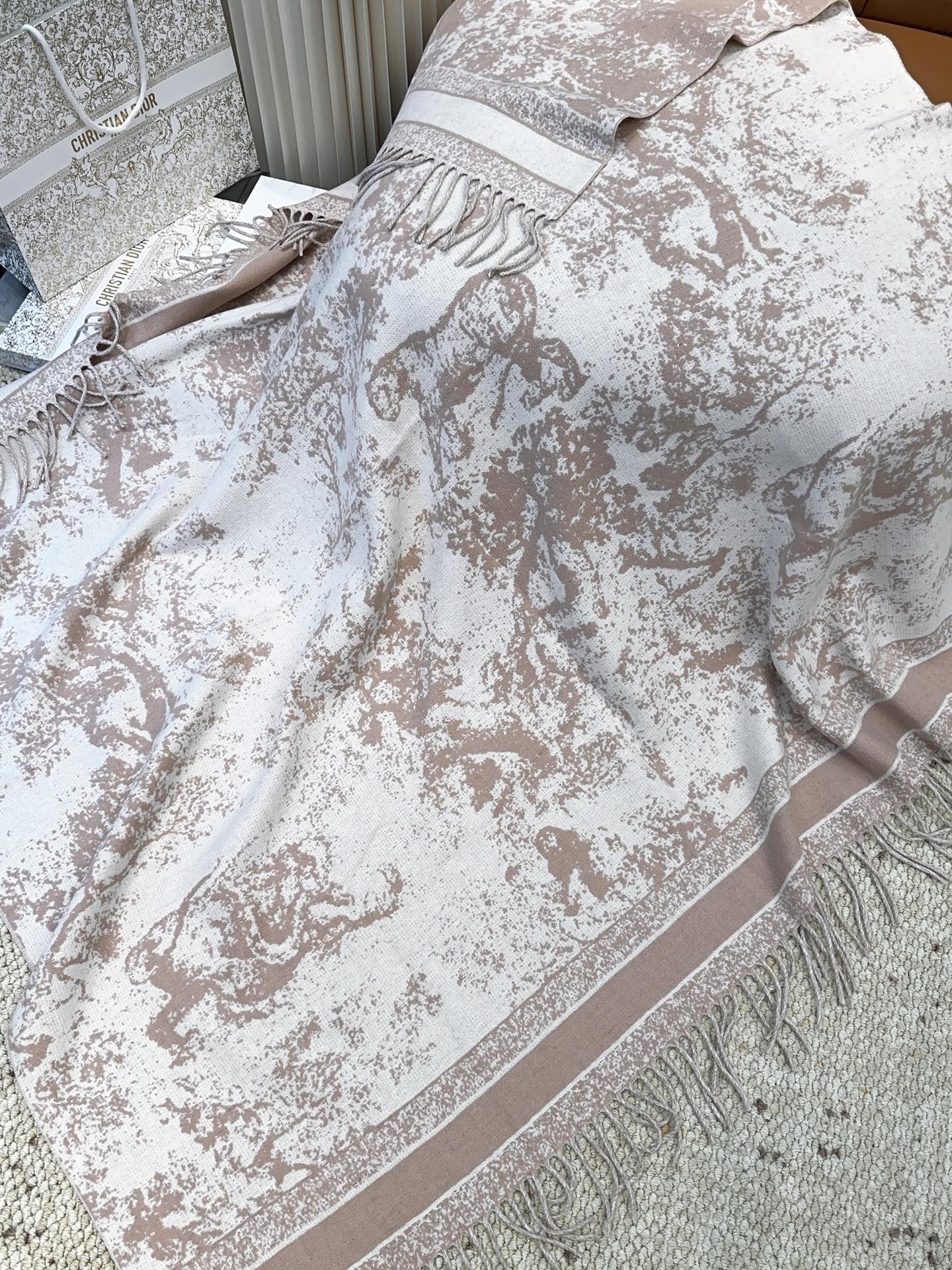 ✔️【顶级版本】DIOR 迪奥动物提花logo印花大方巾围巾披肩毛毯三用，这款围巾超级大，尺寸达到140