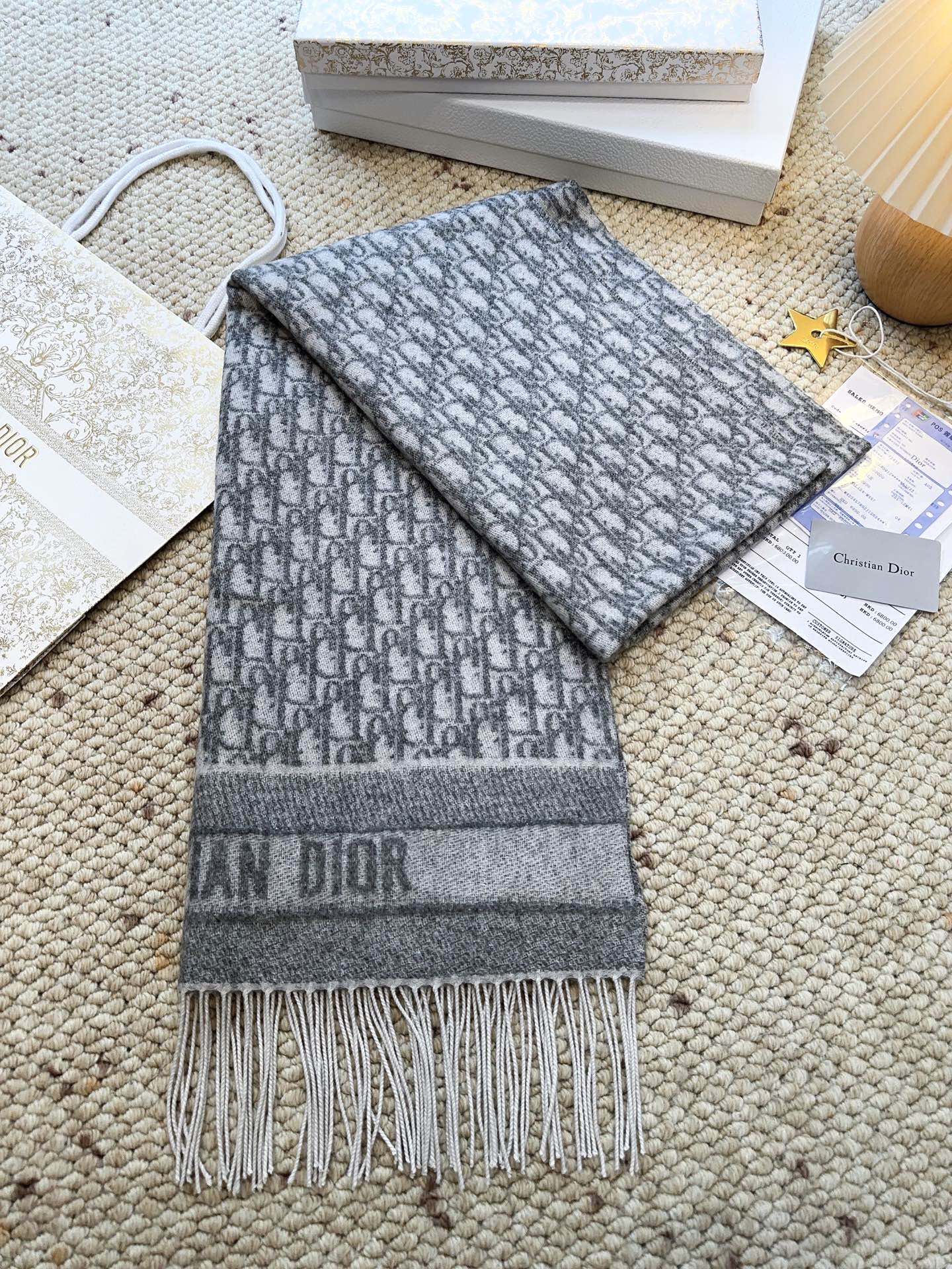 ☑️ （银丝款）Dior（迪奥）最新款 · 这款 Oblique 印花围巾重新诠释 Dior 经典标识，
