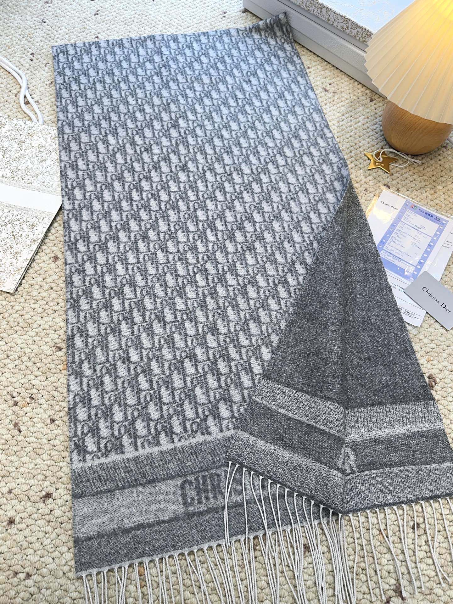 ☑️ （银丝款）Dior（迪奥）最新款 · 这款 Oblique 印花围巾重新诠释 Dior 经典标识，