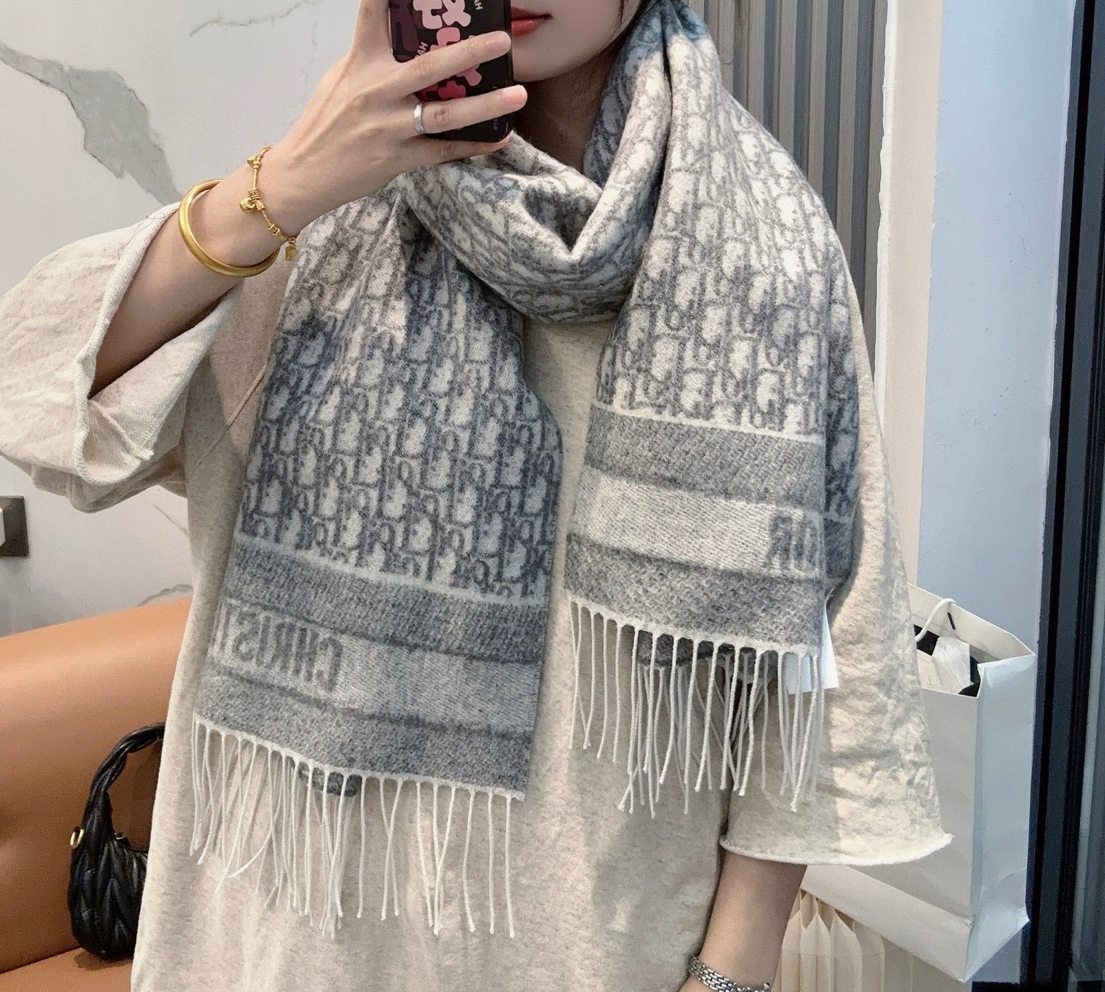 NO:603675,(Silver silk version) Dior's latest style · This Oblique print scarf reinterprets Dior's classic logo and highlights the modern spirit. Crafted from cashmere, the double-sided design is solid color on one side and Dior's classic Oblique print on the other. Long design, decorated with contrasting tonal 'CHRISTIAN DIOR' signature jacquard strips and fringed trim, it can be wrapped around the neck or draped over the shoulders. Gray Oblique print  Double-sided design, gray and Oblique print 'CHRISTIAN DIOR' logo strip pattern Tassel decoration Cashmere Made in Italy The silver wire effect is not clear in the picture. The real silver glitter looks better. High version scarf, high version scarf, dior, dior19860909（银丝款） Dior（迪奥）最新款 · 这款 Oblique 印花围巾重新诠释 Dior 经典标识,彰显现代精神.采用山羊绒精心制作,双面设计,一面采用纯色,另一面饰以 Dior 经典的 Oblique 印花.长款设计,饰以对比鲜明的同色调“CHRISTIAN DIOR”标志提花条形图案和流苏饰边,可围在颈部或披在肩部. 灰色 Oblique 印花 双面设计,灰色和 Oblique 印花 “CHRISTIAN DIOR”标志条形图案 流苏装饰 山羊绒 意大利制造 图片银丝效果不太清楚 实物银光闪闪更好看高版本围巾,高版本围巾,dior,dior,scarf