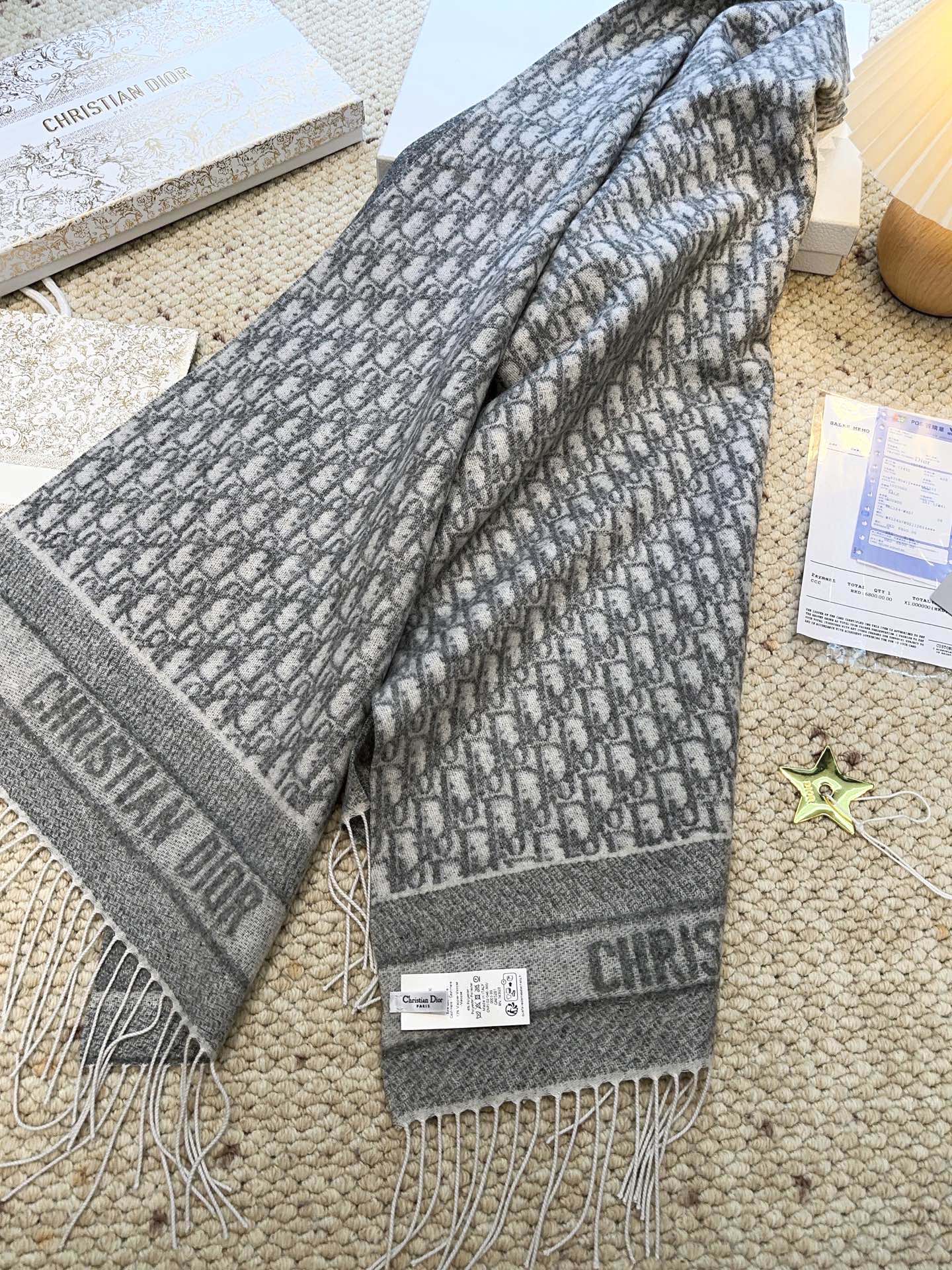 ☑️ （银丝款）Dior（迪奥）最新款 · 这款 Oblique 印花围巾重新诠释 Dior 经典标识，